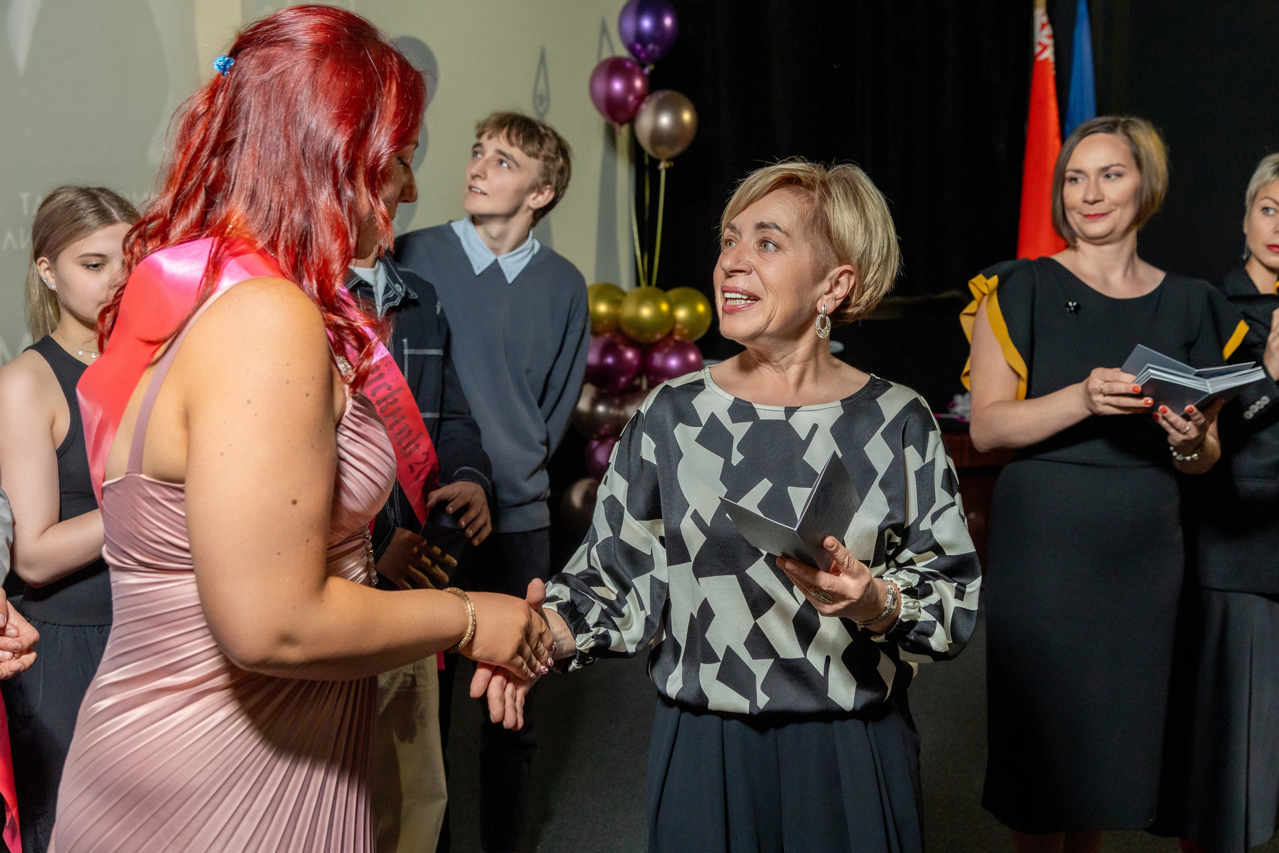 Вручение дипломов. 47 школа. Профессиональный интерьерный и репортажный фотограф Минск и РБ. Максим Орлов