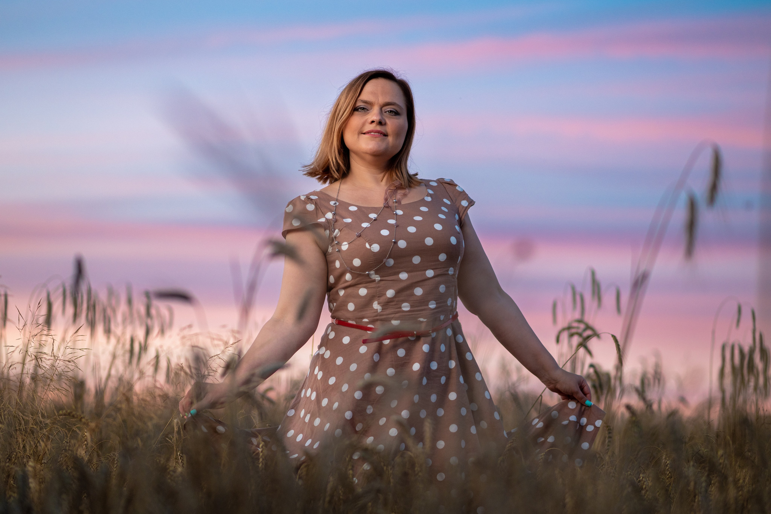 Катюша в поле на закате. Профессиональный интерьерный и репортажный фотограф Минск и РБ. Максим Орлов