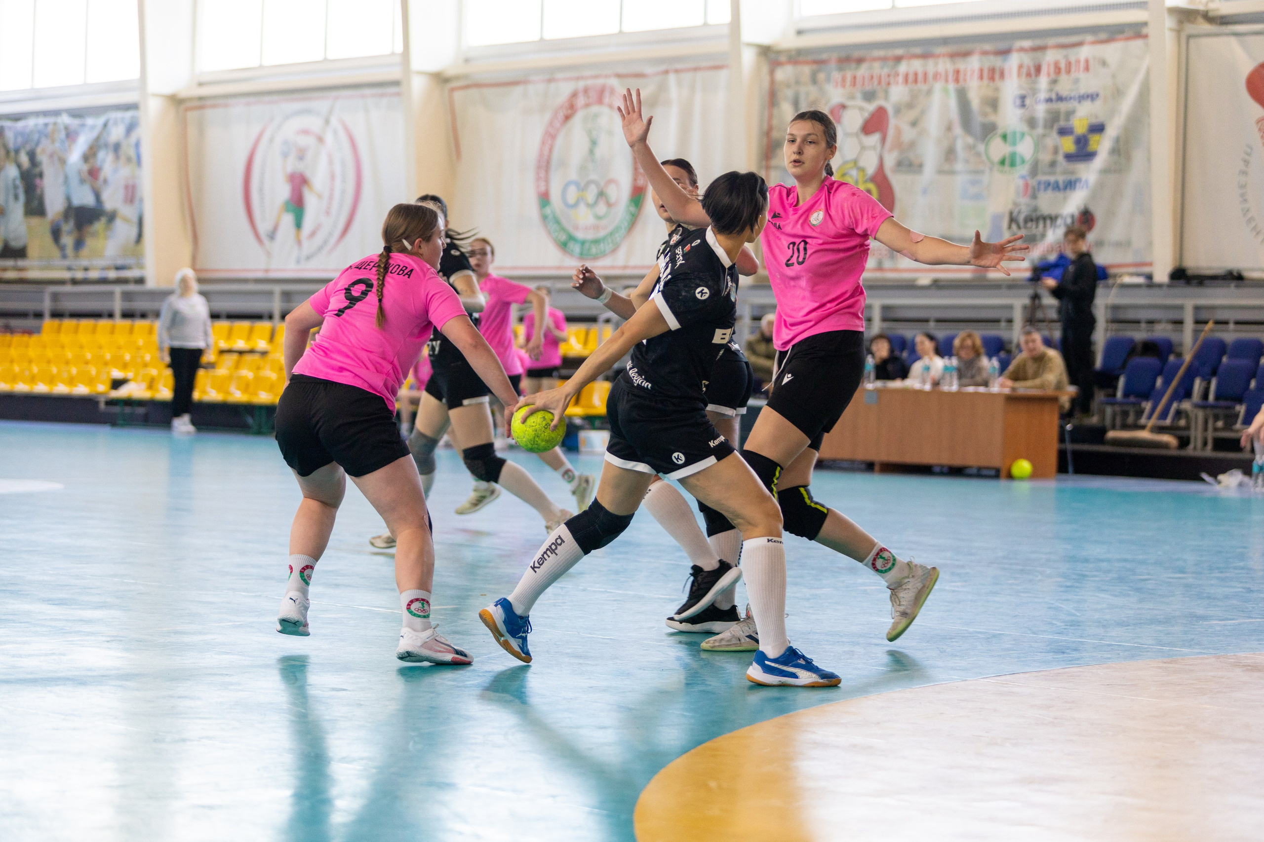 Женский гандбол. Лучшие кадры. БНТУ — Звезда. 08.02.2025. Профессиональный интерьерный и репортажный фотограф Минск и РБ. Максим Орлов