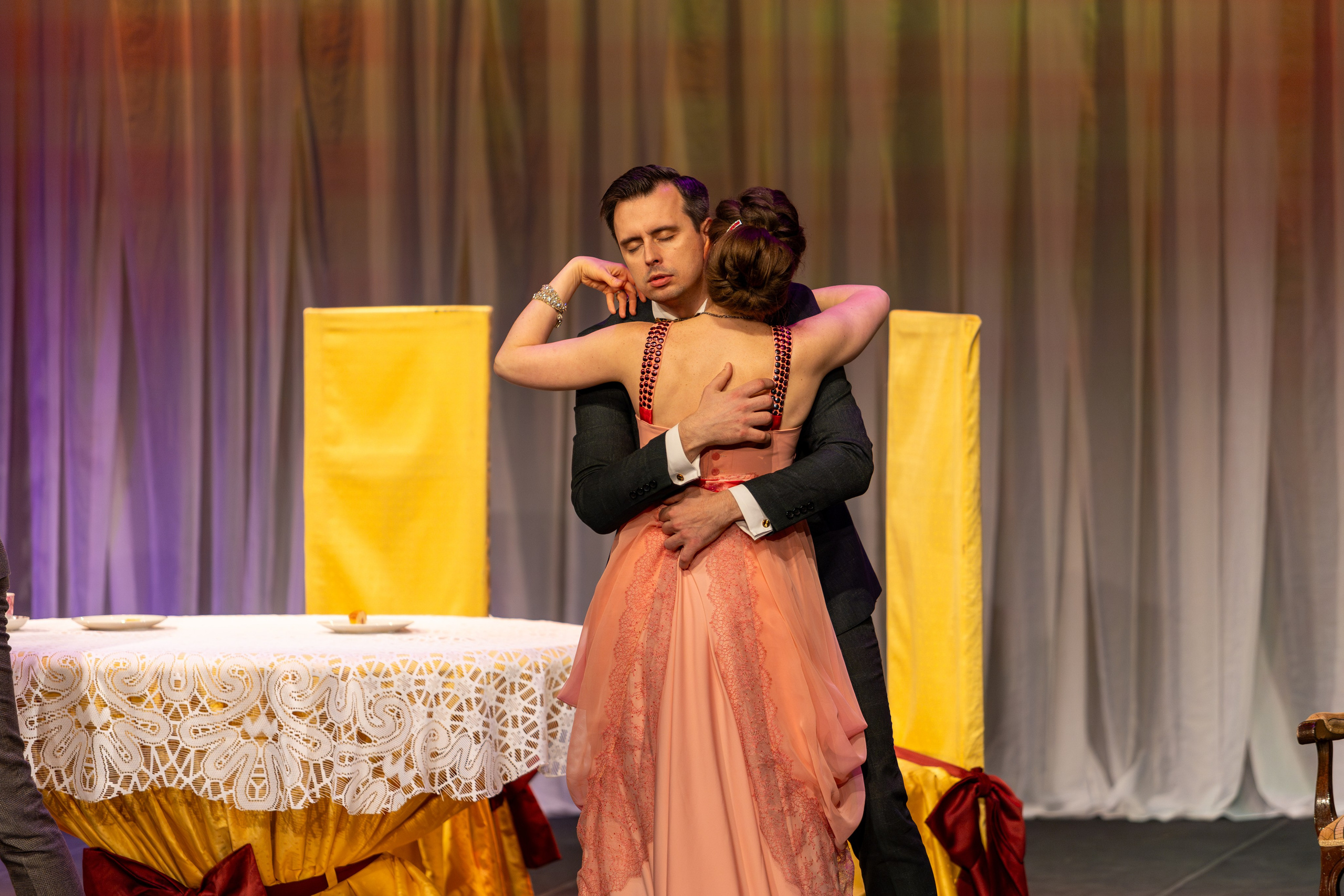 Новый театр «Как важно быть серьезным». Профессиональный интерьерный и репортажный фотограф Минск и РБ. Максим Орлов