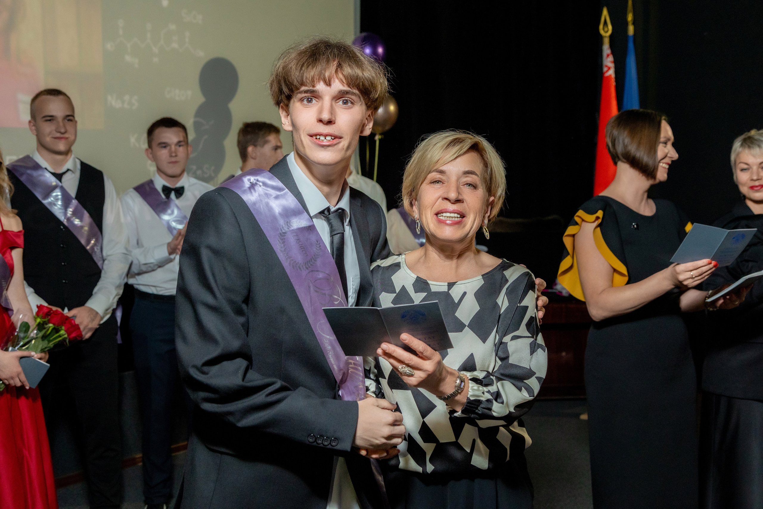 Вручение дипломов. 47 школа. Профессиональный интерьерный и репортажный фотограф Минск и РБ. Максим Орлов