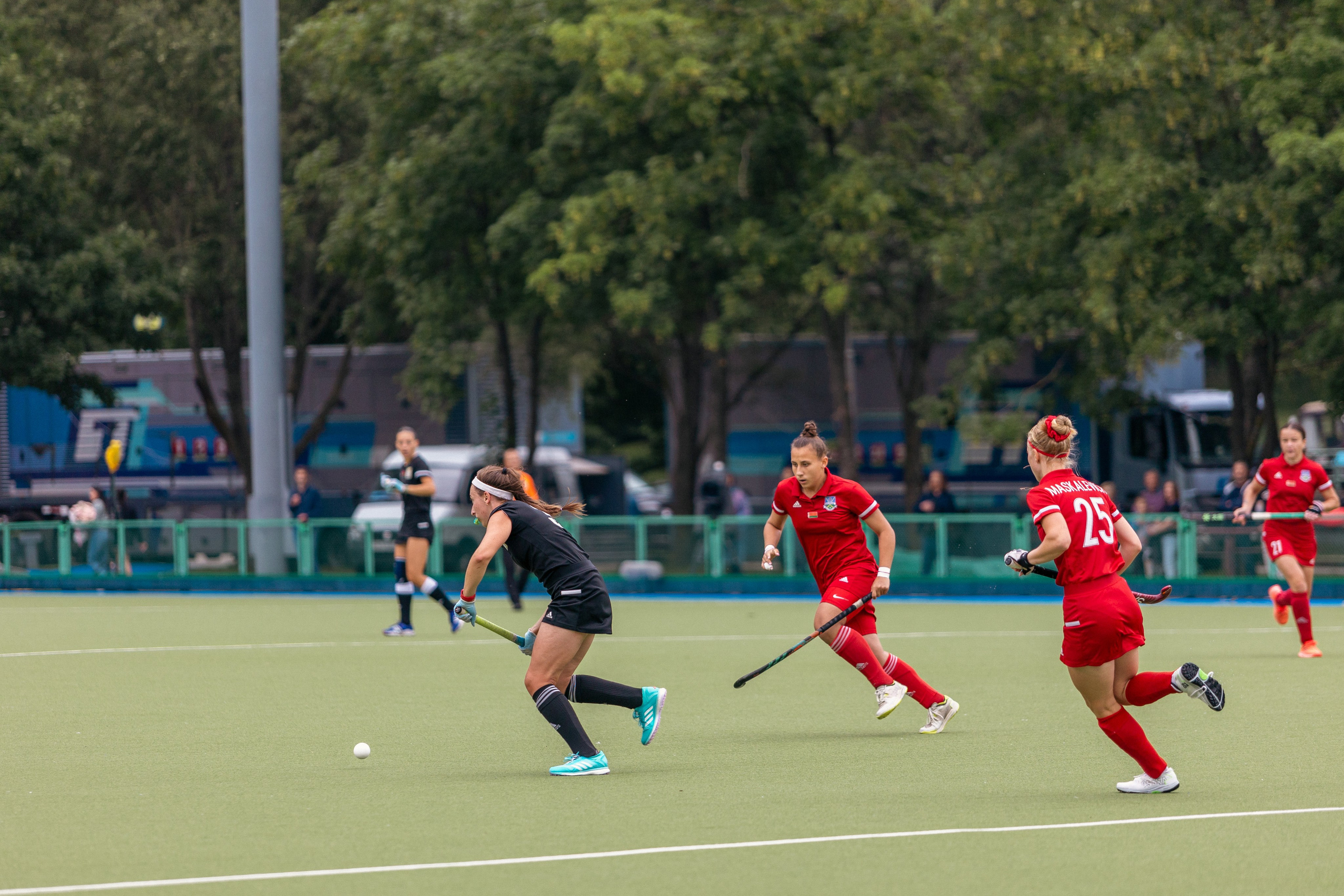 Хоккей на траве. Девушки. ХК Минск — ХК Виктория (Смолевичи) 10.06.2024. Профессиональный интерьерный и репортажный фотограф Минск и РБ. Максим Орлов