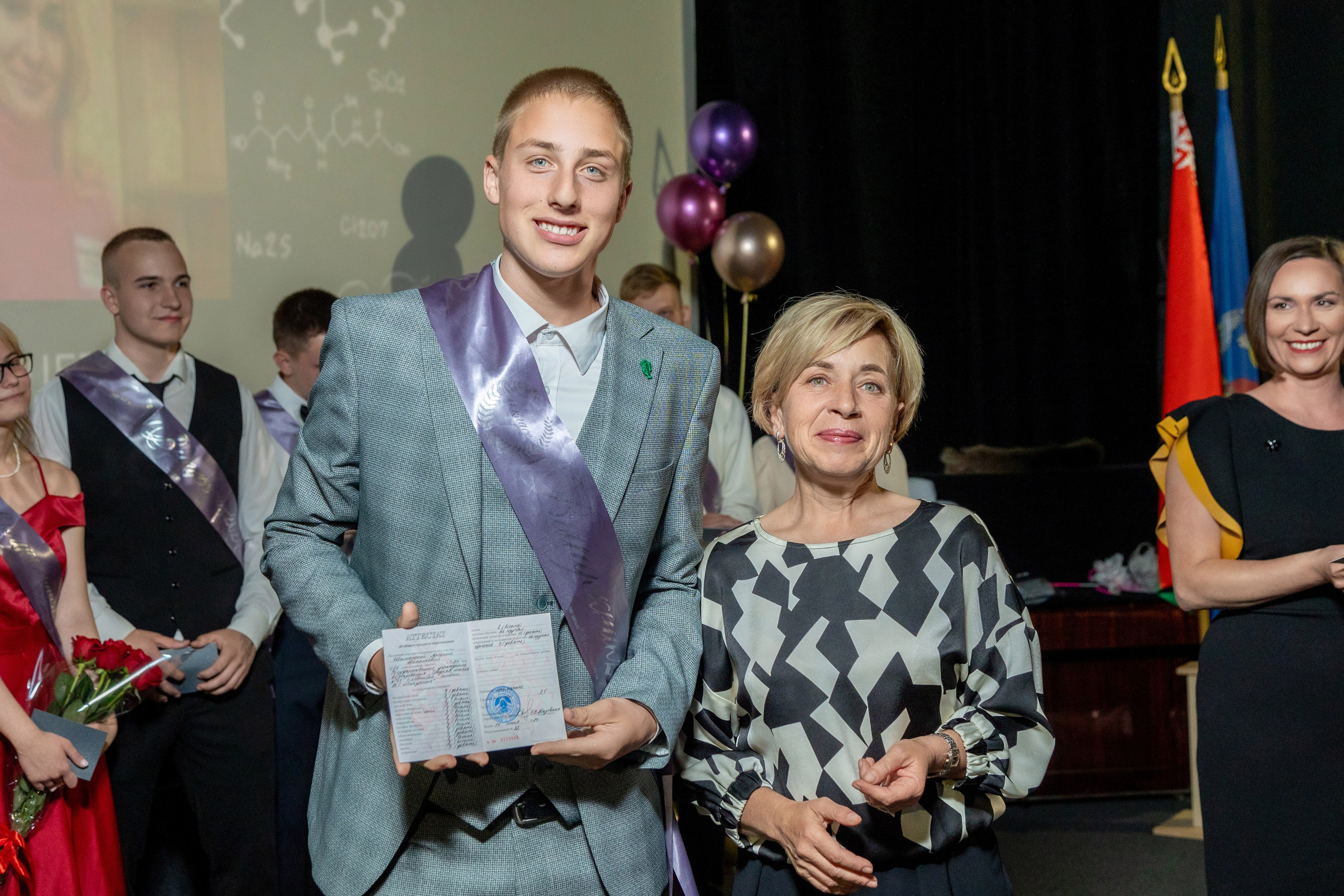 Вручение дипломов. 47 школа. Профессиональный интерьерный и репортажный фотограф Минск и РБ. Максим Орлов