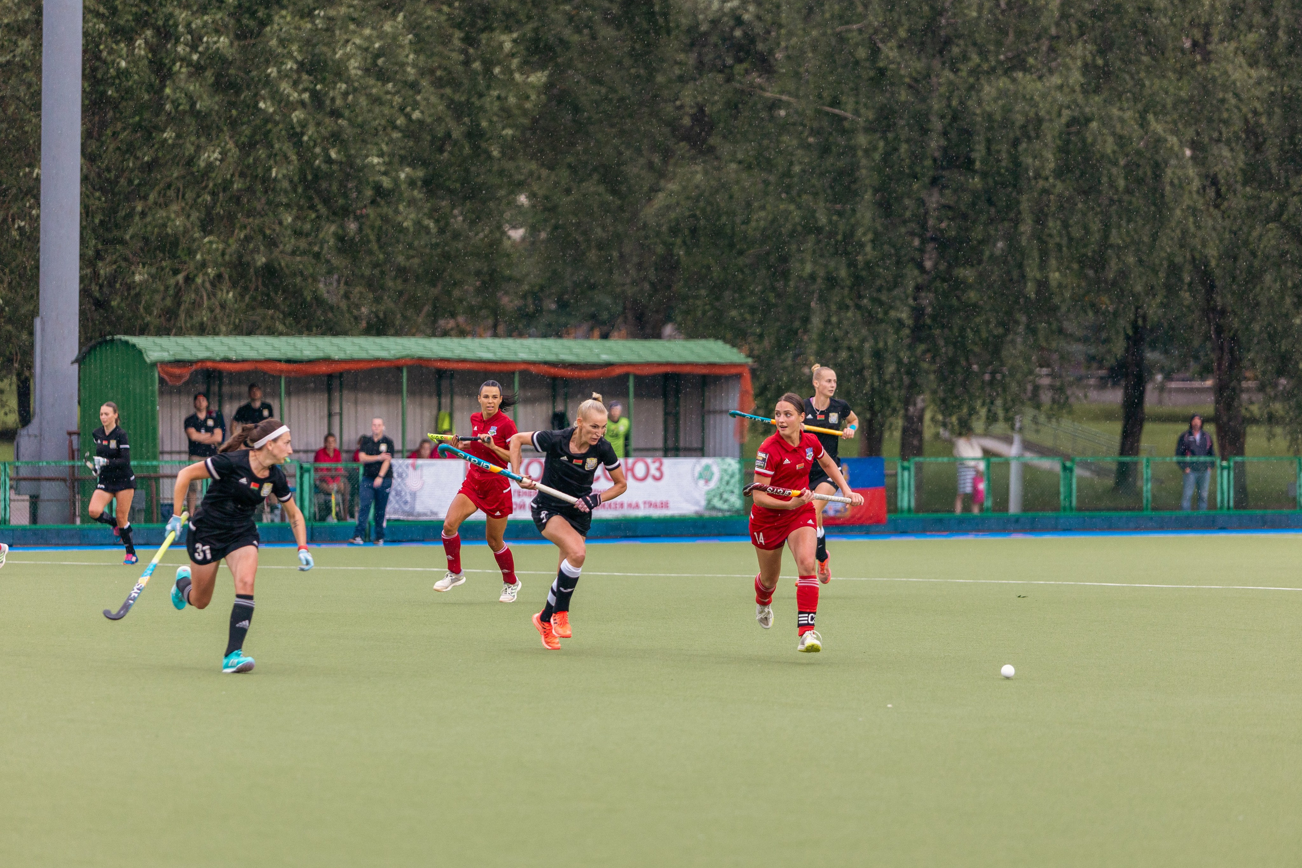 Хоккей на траве. Девушки. ХК Минск — ХК Виктория (Смолевичи) 10.06.2024. Профессиональный интерьерный и репортажный фотограф Минск и РБ. Максим Орлов