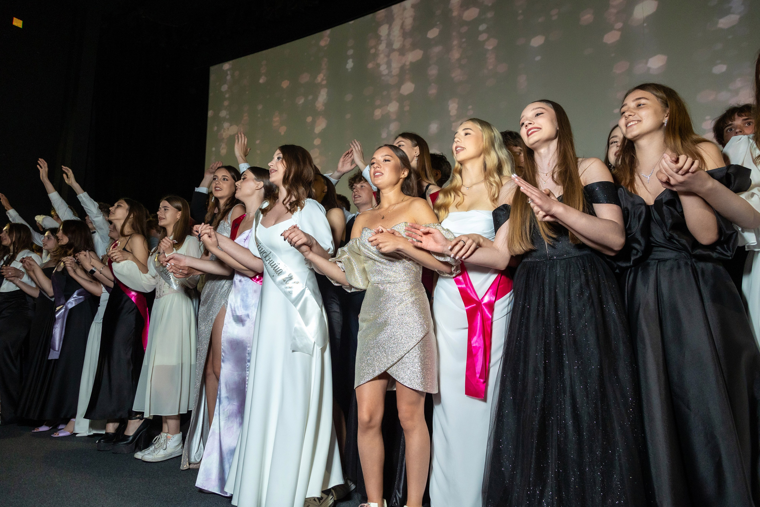 Вручение дипломов. 47 школа. Профессиональный интерьерный и репортажный фотограф Минск и РБ. Максим Орлов