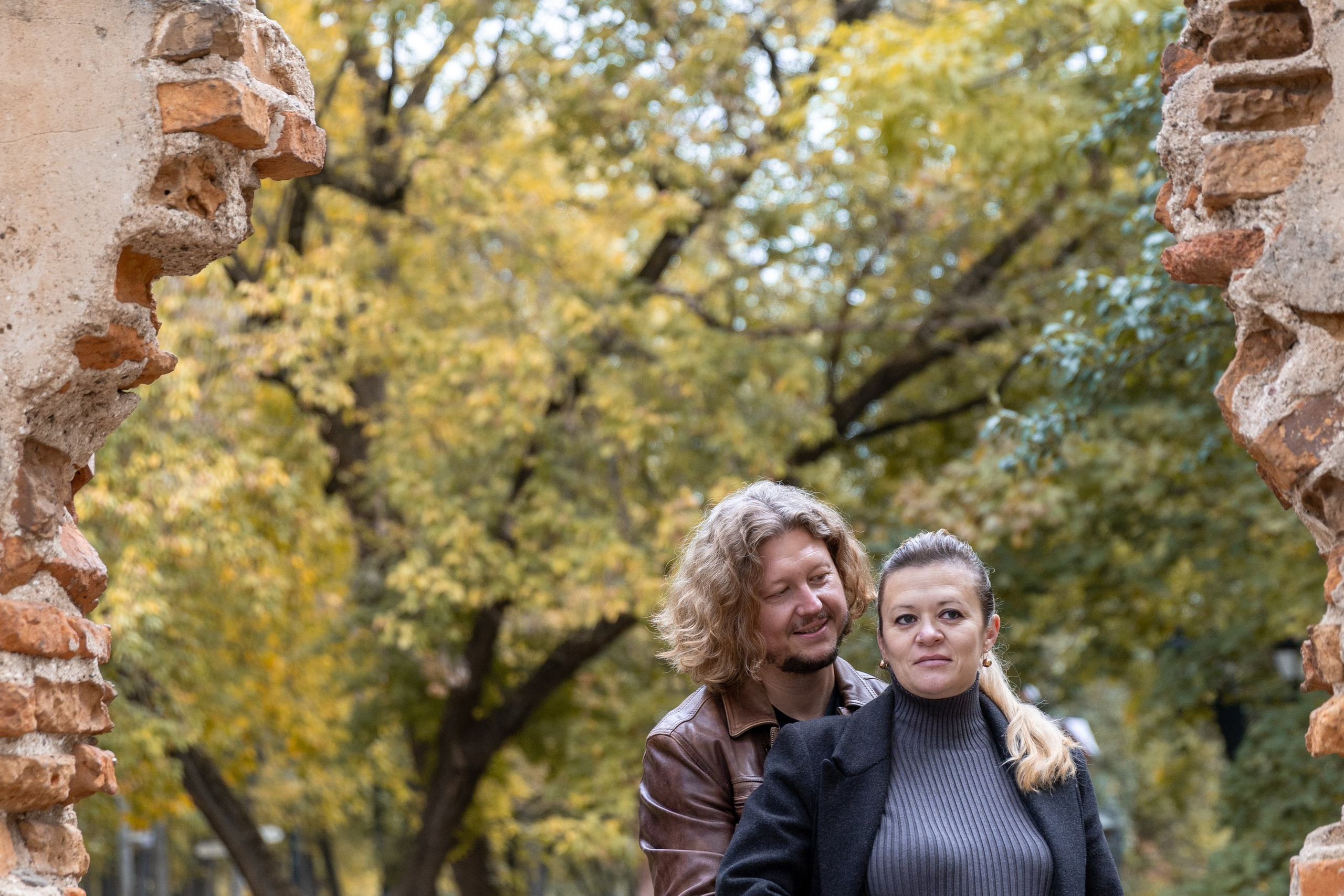 Олег и Марина. В ожидании. Фотосъемка в парке. Профессиональный интерьерный и репортажный фотограф Минск и РБ. Максим Орлов