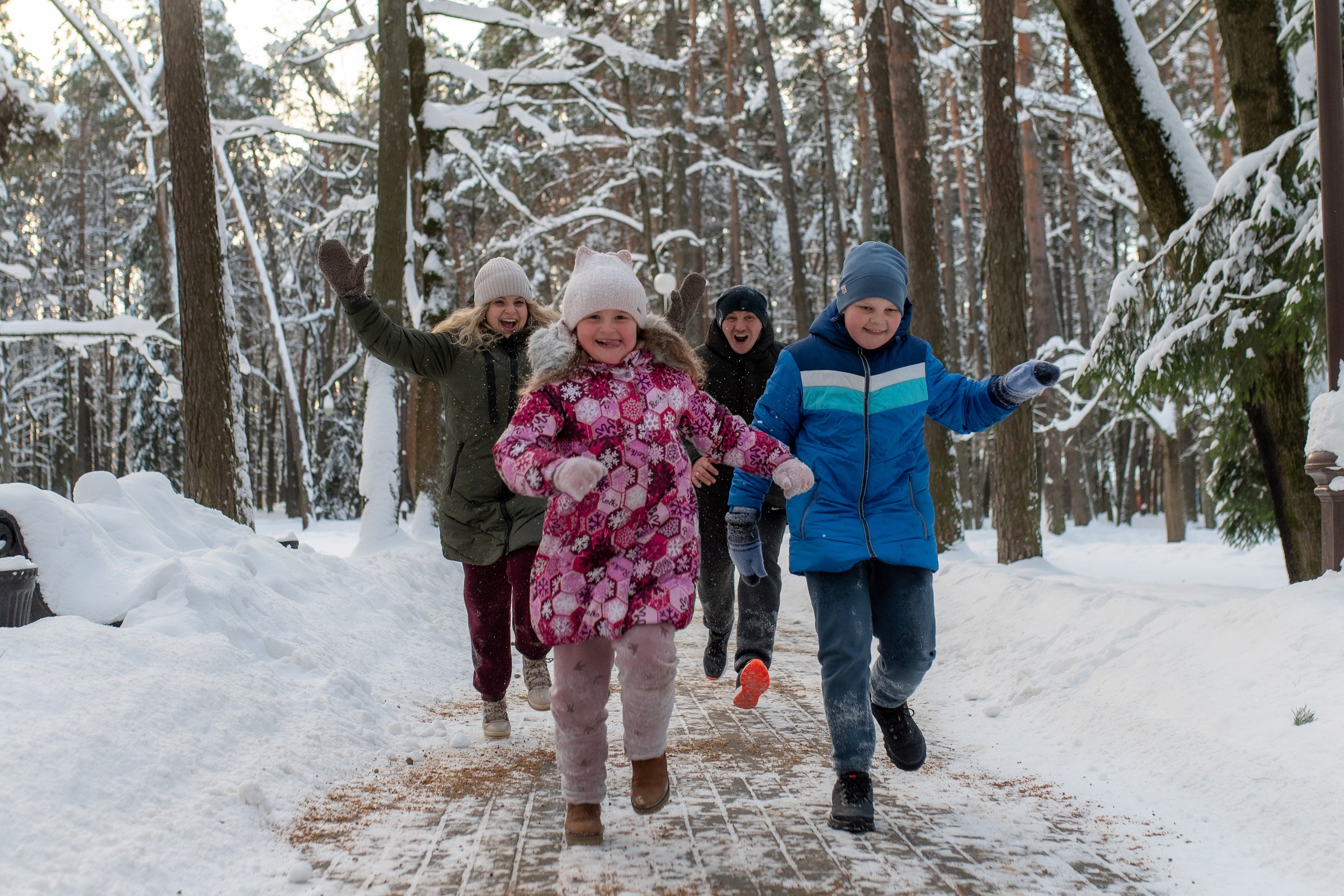 Сергей с семьей (в парке). Профессиональный интерьерный и репортажный фотограф Минск и РБ. Максим Орлов