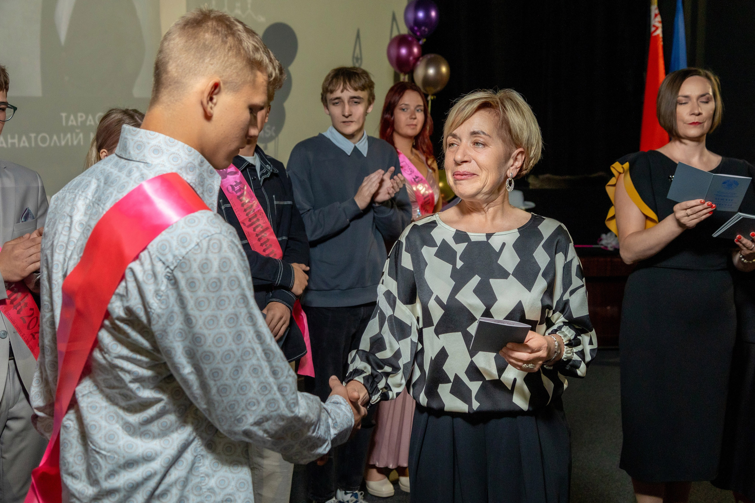 Вручение дипломов. 47 школа. Профессиональный интерьерный и репортажный фотограф Минск и РБ. Максим Орлов