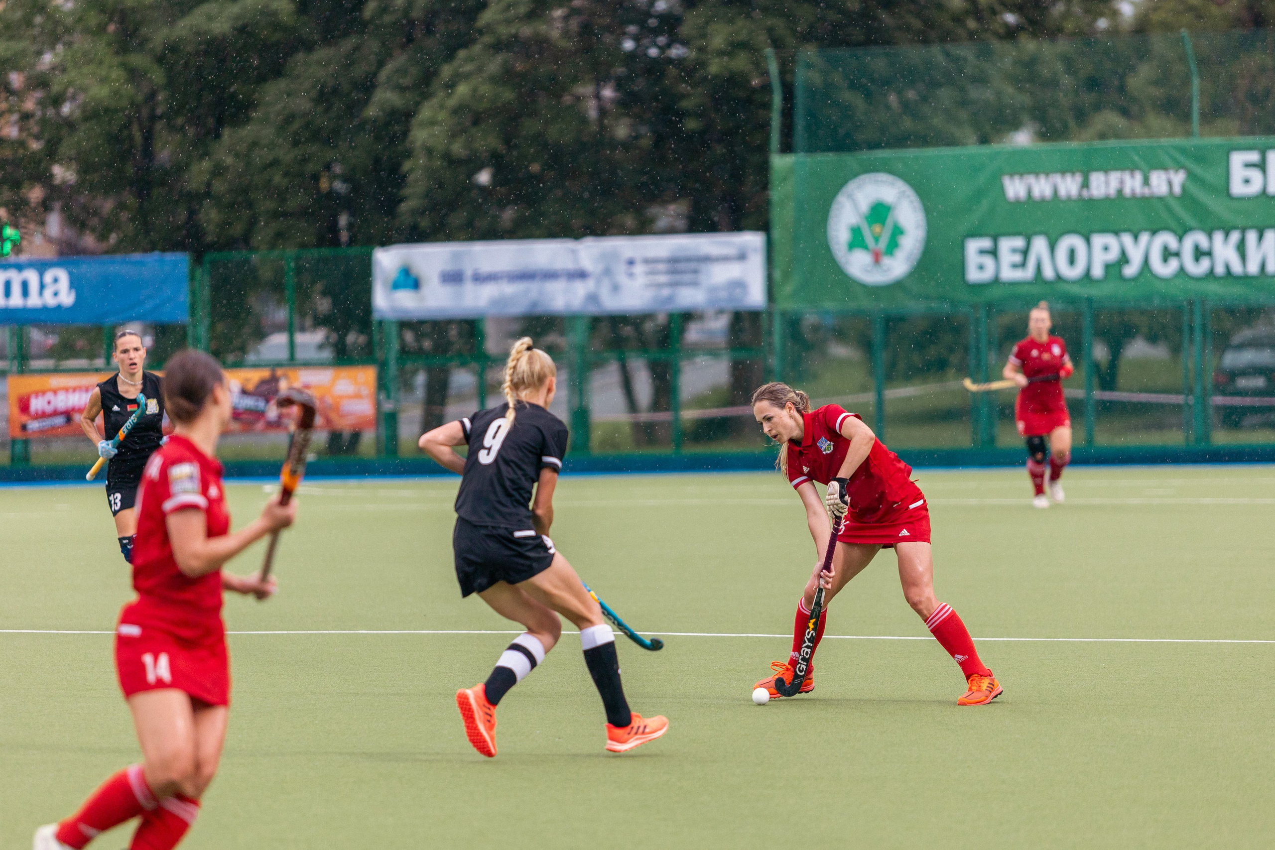 Хоккей на траве. Девушки. ХК Минск — ХК Виктория (Смолевичи) 10.06.2024. Профессиональный интерьерный и репортажный фотограф Минск и РБ. Максим Орлов