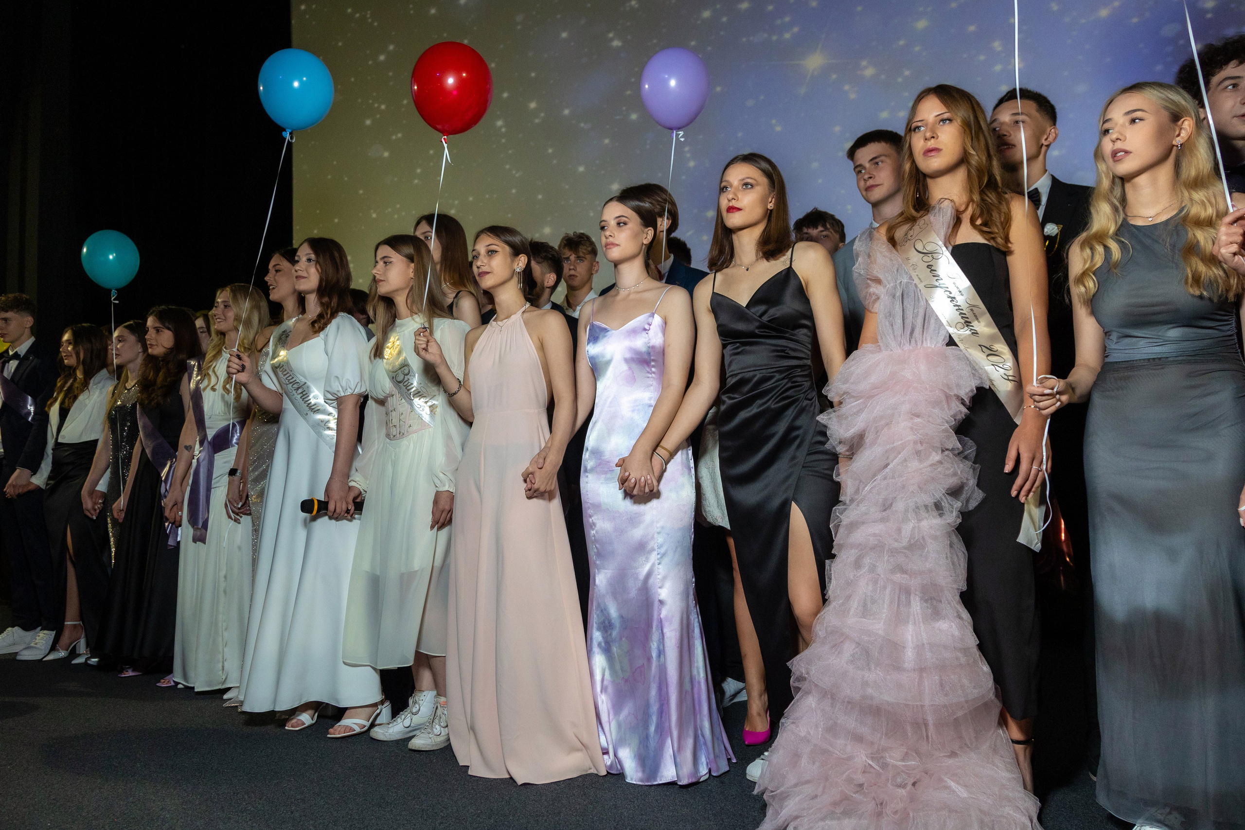 Вручение дипломов. 47 школа. Профессиональный интерьерный и репортажный фотограф Минск и РБ. Максим Орлов