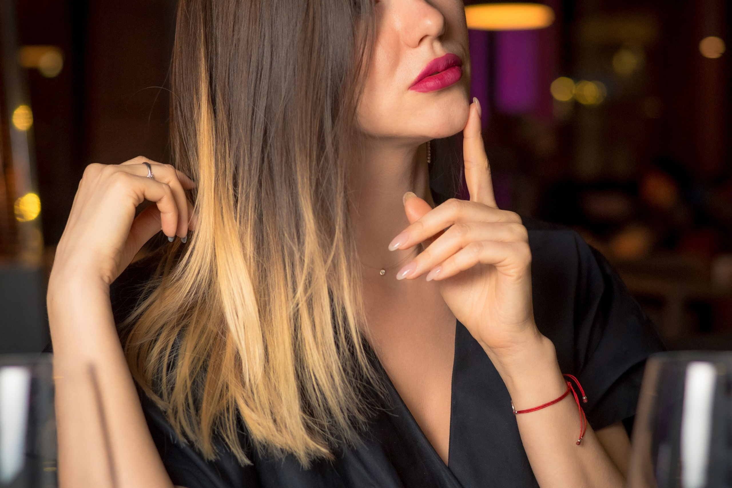 Оля и Юля в кафе «Березка». Профессиональный интерьерный и репортажный фотограф Минск и РБ. Максим Орлов