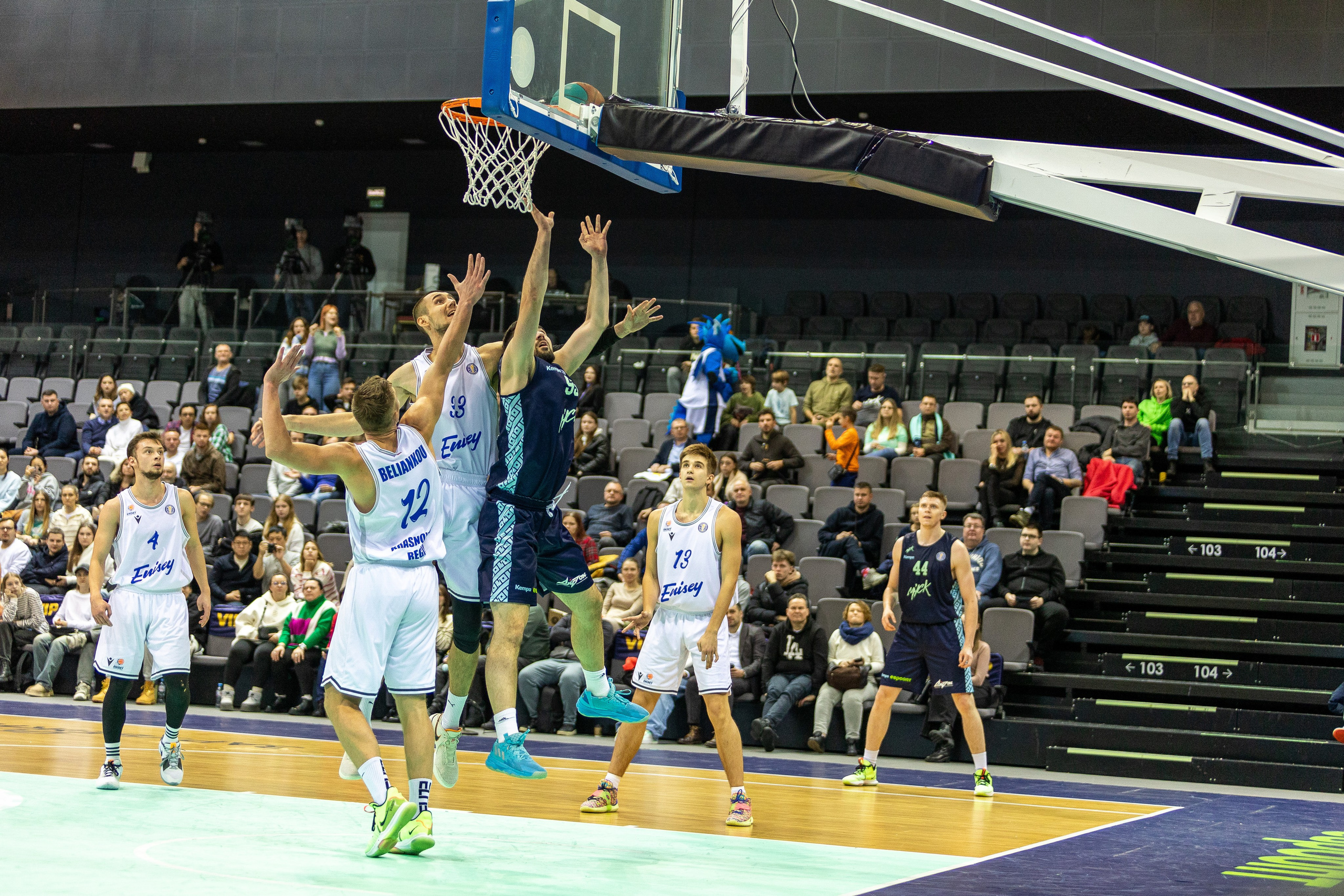 Баскетбол. Лучшие кадры. Минск — Енисей. 11.12.2023. Профессиональный интерьерный и репортажный фотограф Минск и РБ. Максим Орлов