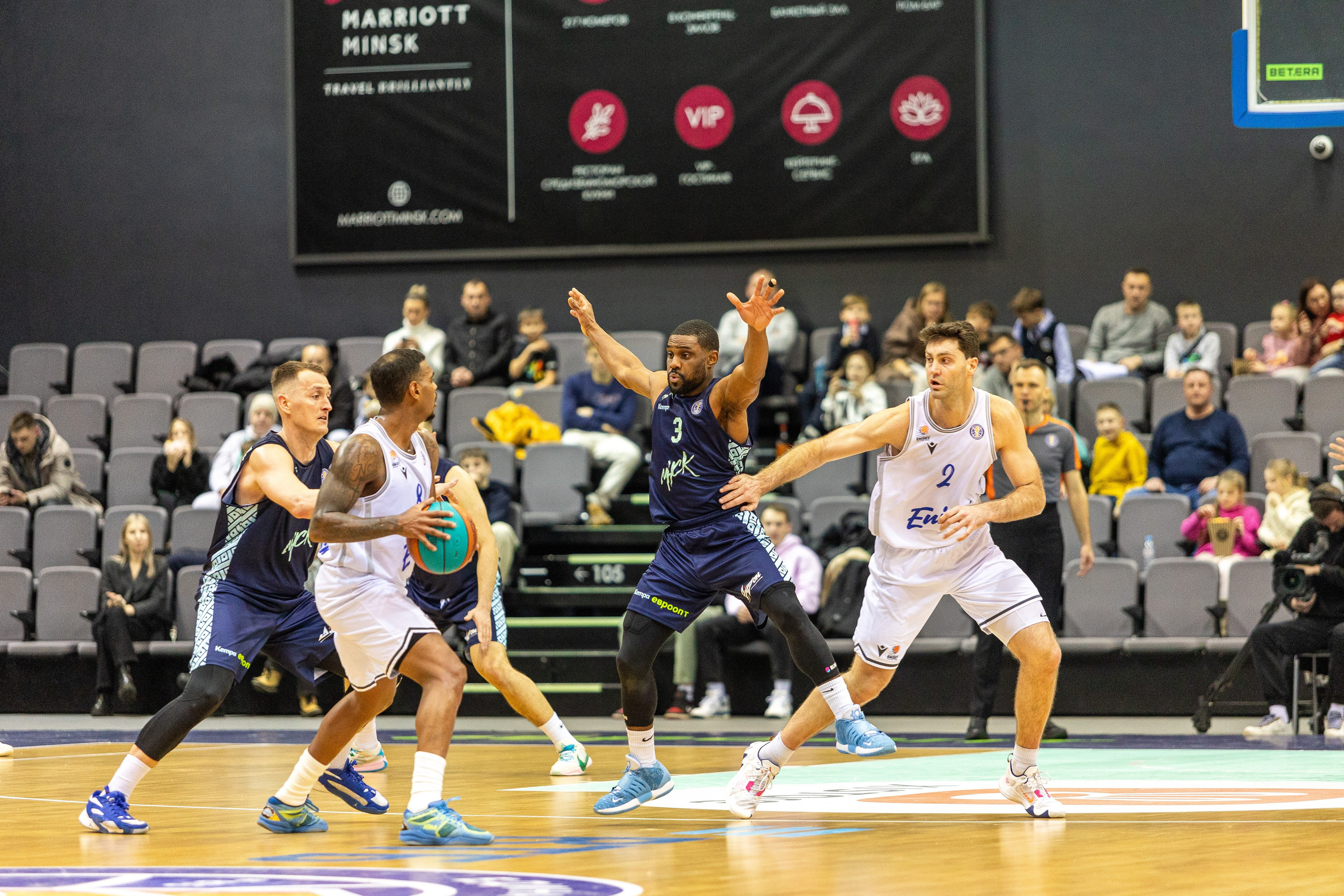 Баскетбол. Лучшие кадры. Минск — Енисей. 11.12.2023. Профессиональный интерьерный и репортажный фотограф Минск и РБ. Максим Орлов
