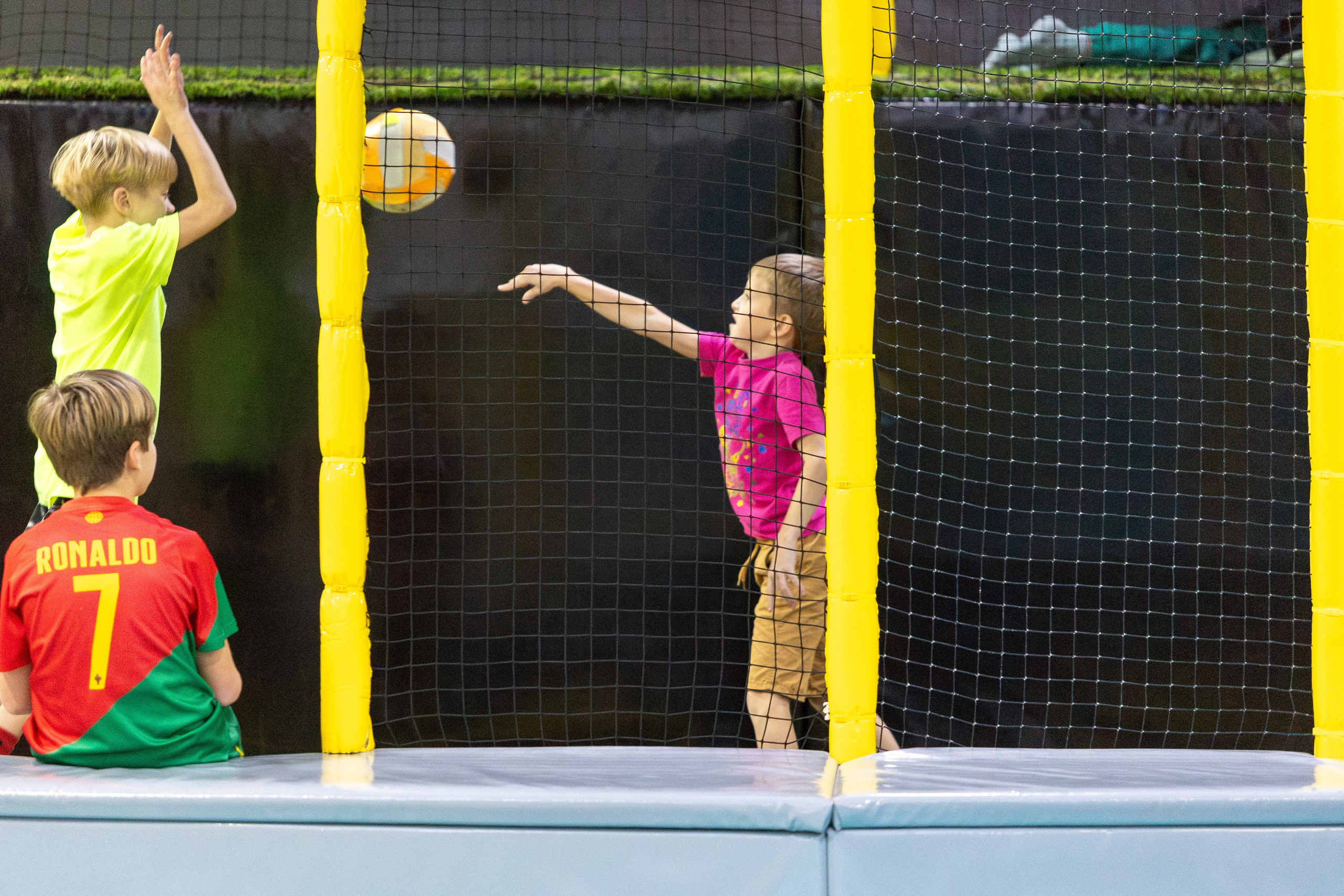 ДР Влада (батутная арена). Профессиональный интерьерный и репортажный фотограф Минск и РБ. Максим Орлов