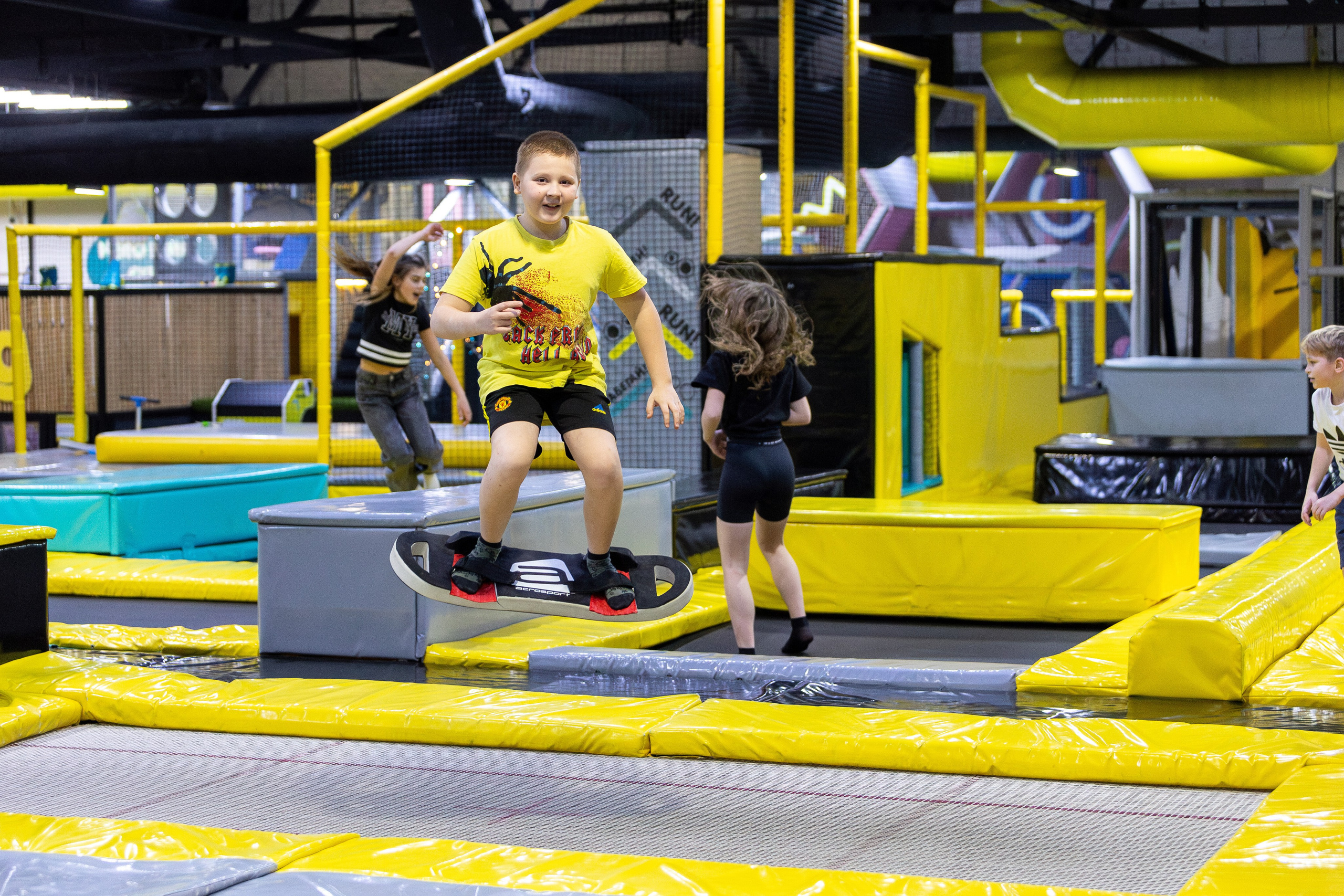 ДР Влада (батутная арена). Профессиональный интерьерный и репортажный фотограф Минск и РБ. Максим Орлов