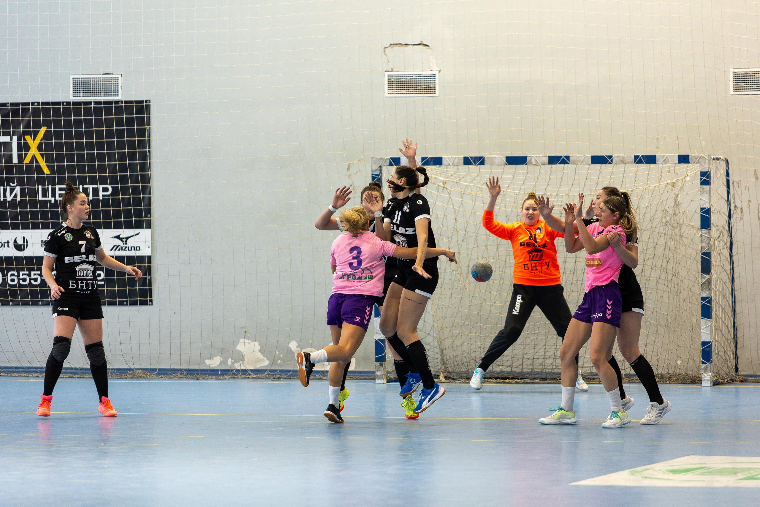 Женский гандбол. Лучшие кадры. БНТУ — Березина 09.12.2023. Профессиональный интерьерный и репортажный фотограф Минск и РБ. Максим Орлов