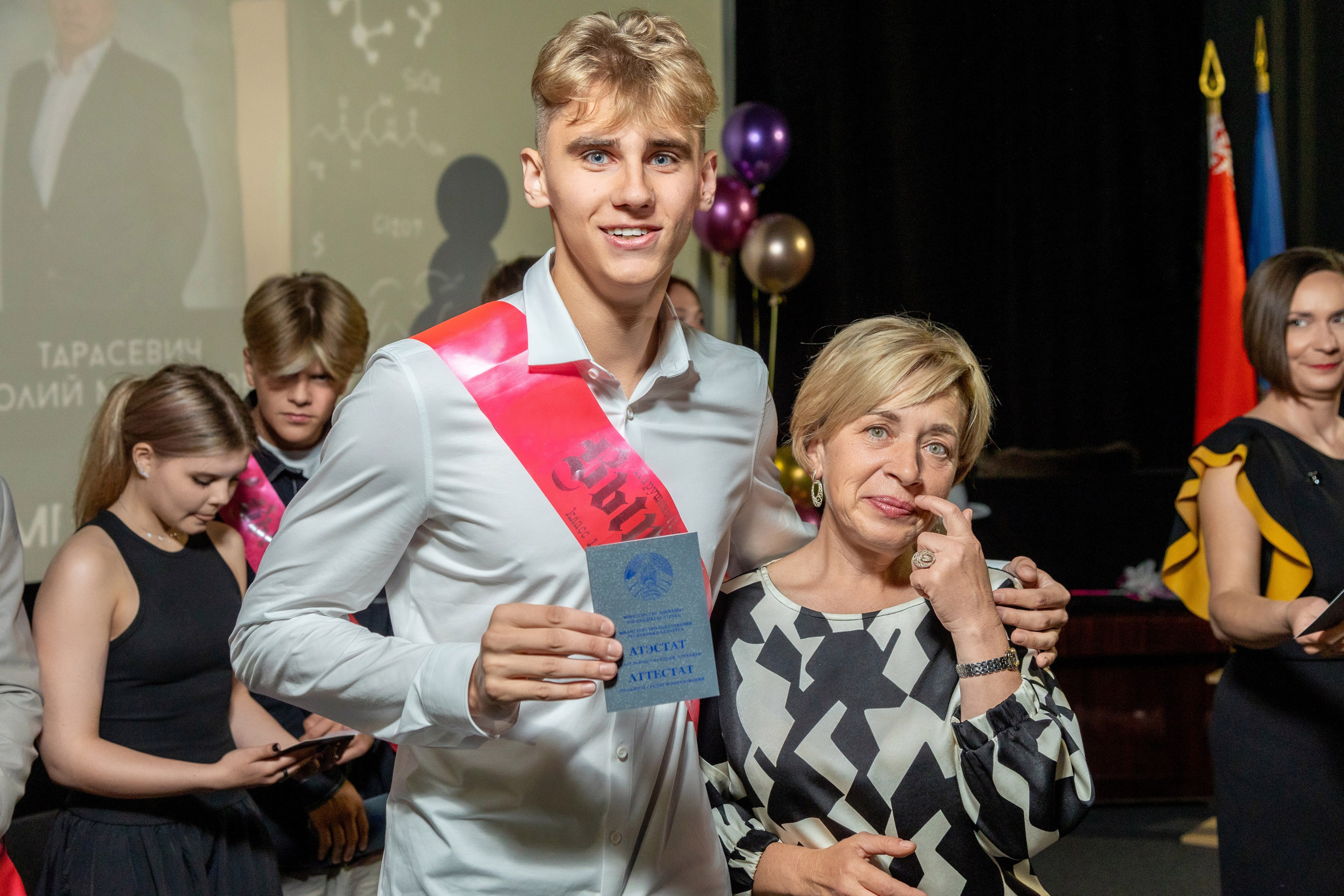 Вручение дипломов. 47 школа. Профессиональный интерьерный и репортажный фотограф Минск и РБ. Максим Орлов