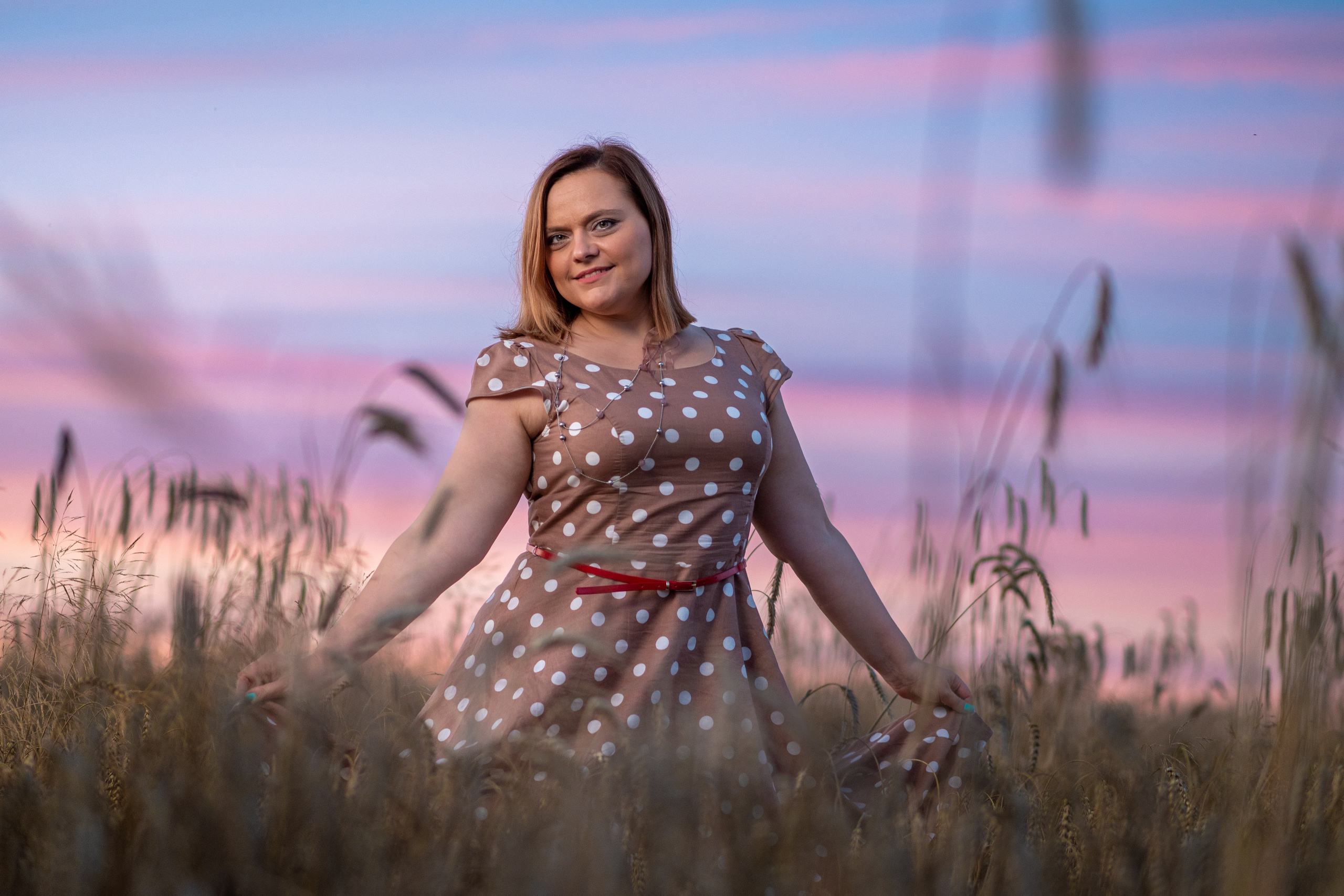 Катюша в поле на закате. Профессиональный интерьерный и репортажный фотограф Минск и РБ. Максим Орлов