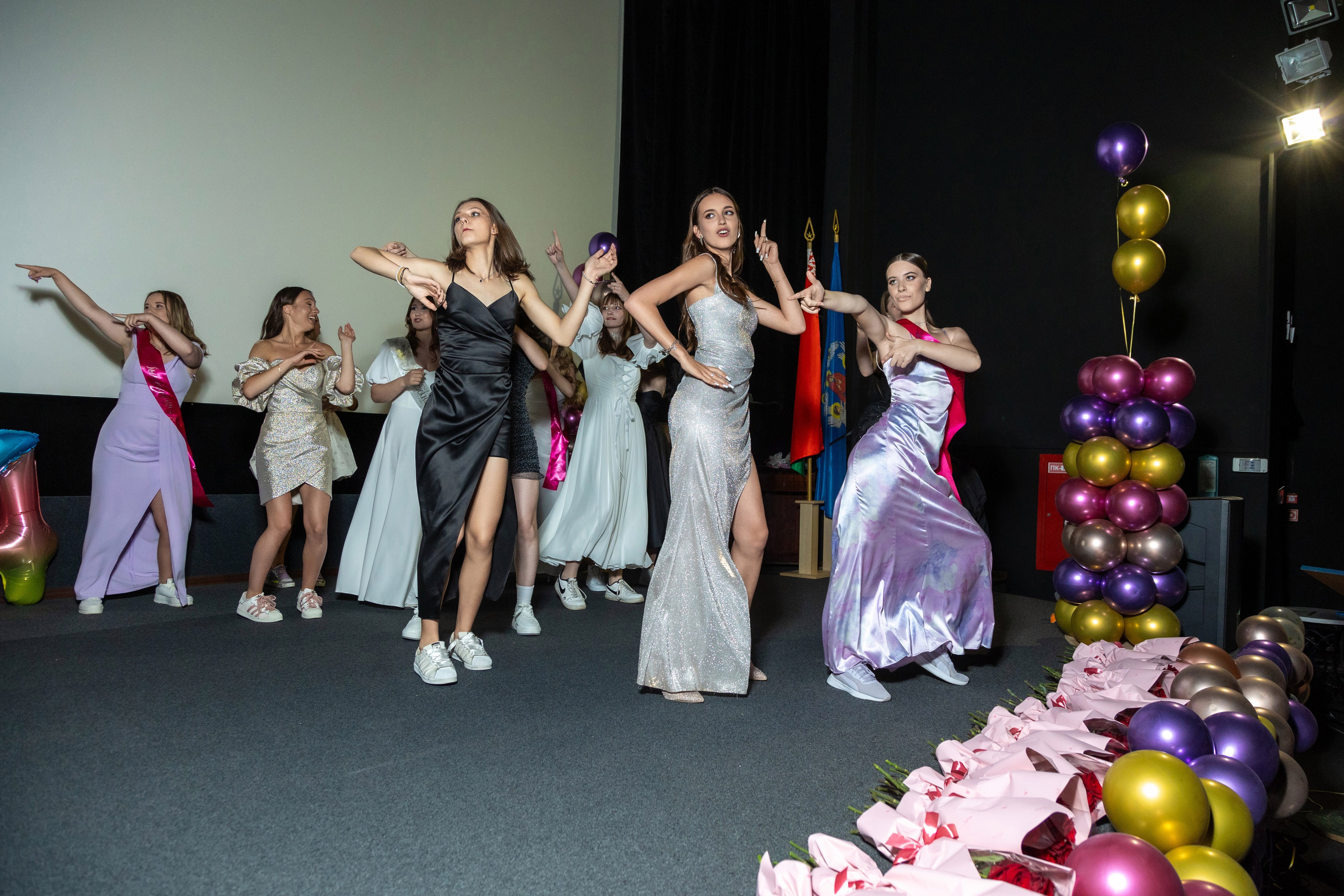 Вручение дипломов. 47 школа. Профессиональный интерьерный и репортажный фотограф Минск и РБ. Максим Орлов