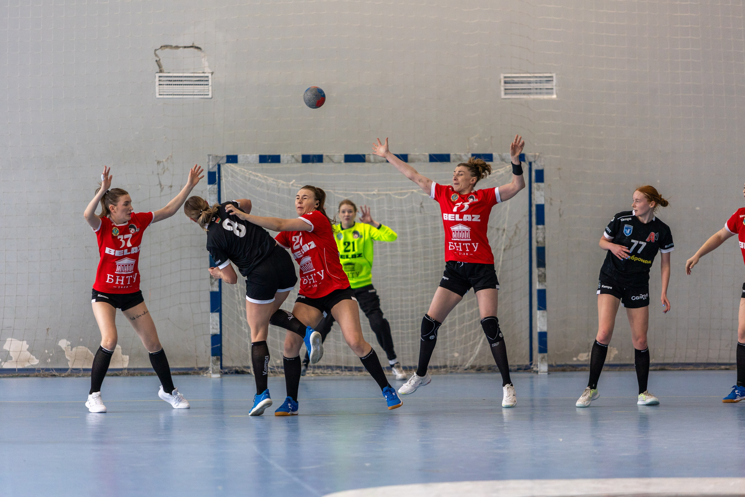 Гандбол. БНТУ — Березина. Профессиональный интерьерный и репортажный фотограф Минск и РБ. Максим Орлов