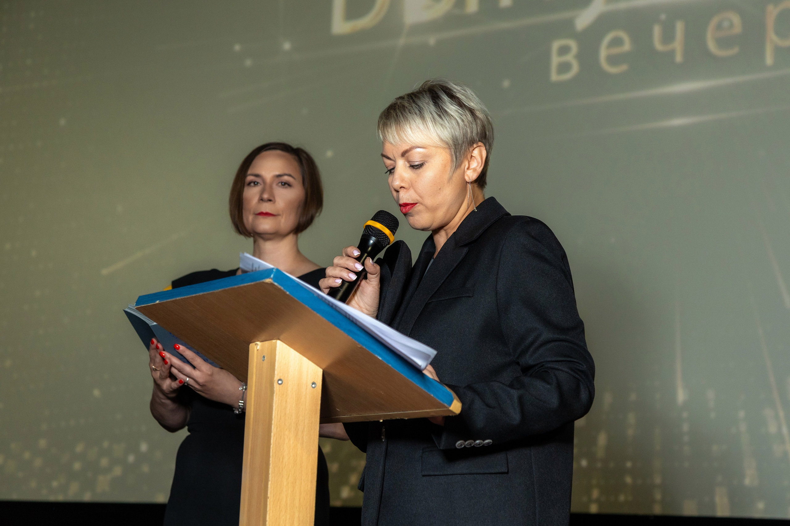 Вручение дипломов. 47 школа. Профессиональный интерьерный и репортажный фотограф Минск и РБ. Максим Орлов