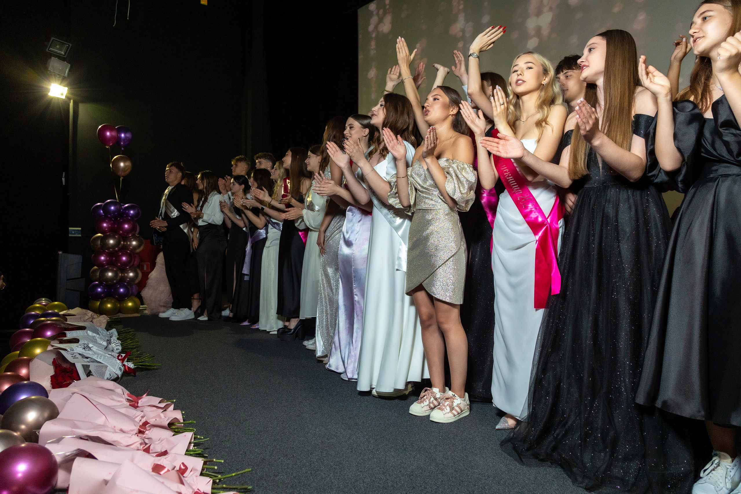 Вручение дипломов. 47 школа. Профессиональный интерьерный и репортажный фотограф Минск и РБ. Максим Орлов