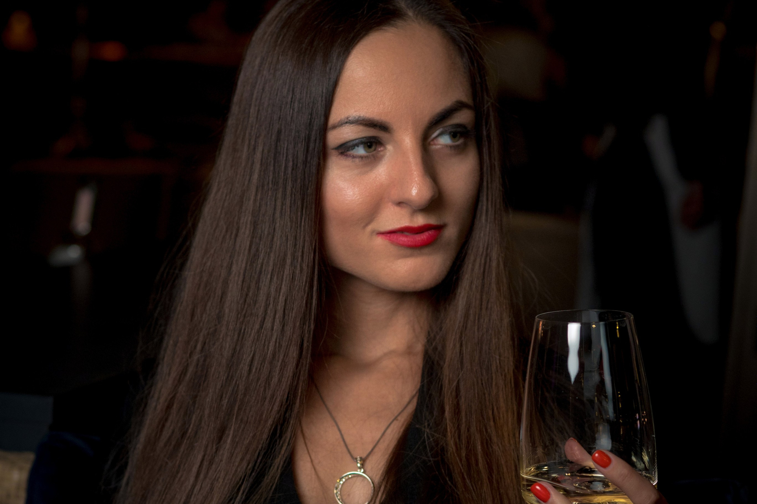 Оля и Юля в кафе «Березка». Профессиональный интерьерный и репортажный фотограф Минск и РБ. Максим Орлов