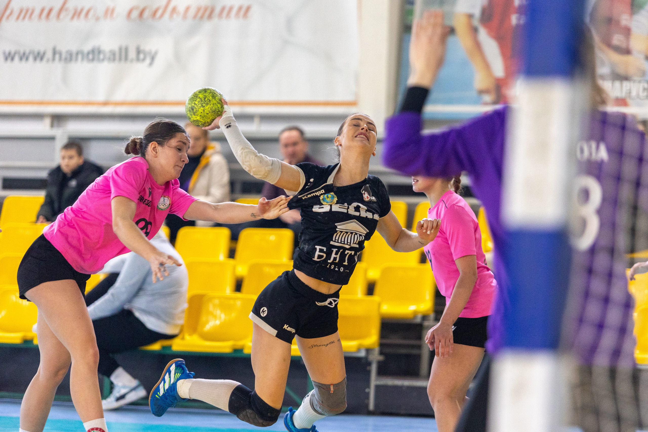 Женский гандбол. Лучшие кадры. БНТУ — Звезда. 08.02.2025. Профессиональный интерьерный и репортажный фотограф Минск и РБ. Максим Орлов