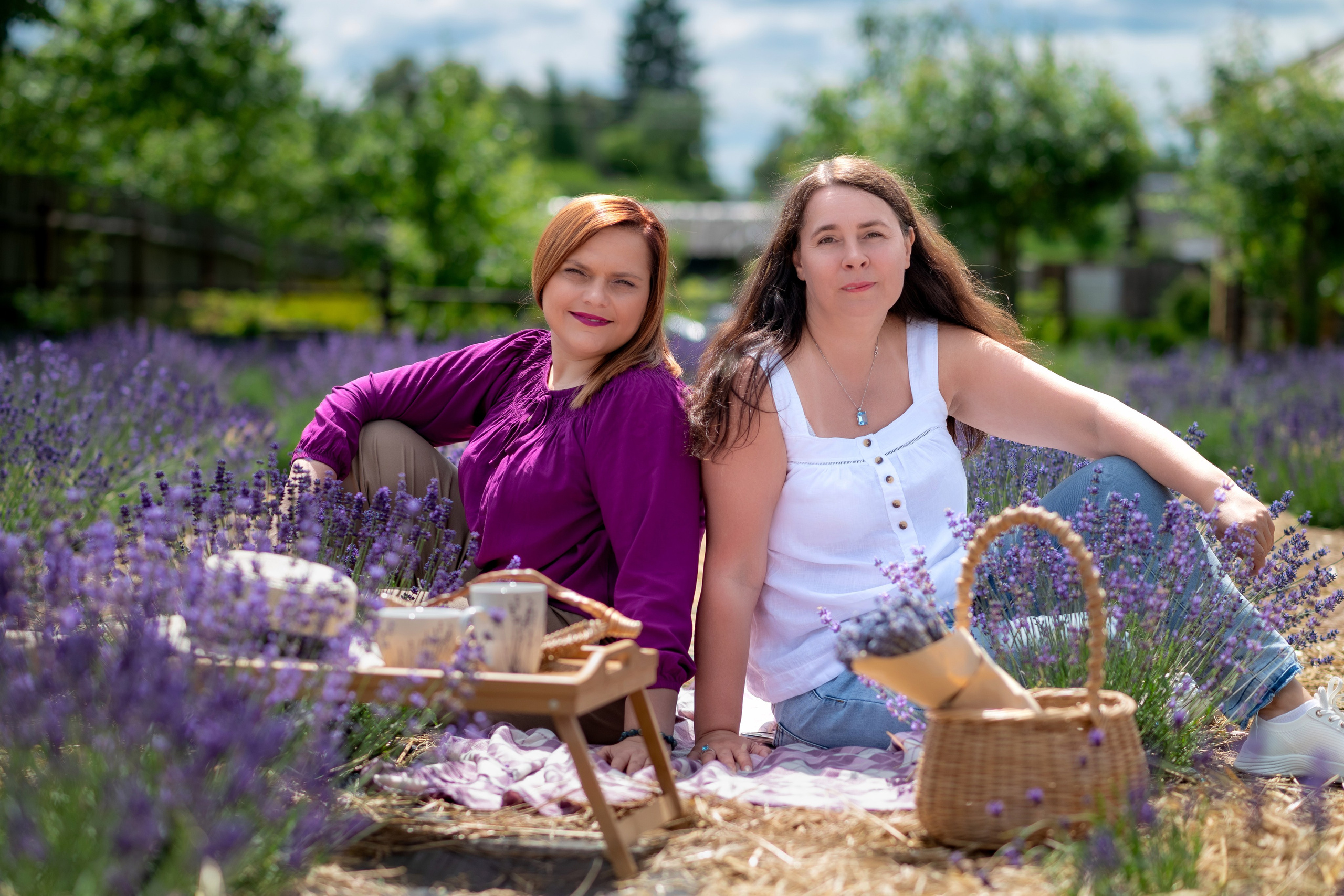 Катя и Оксана в лаванде. Профессиональный интерьерный и репортажный фотограф Минск и РБ. Максим Орлов