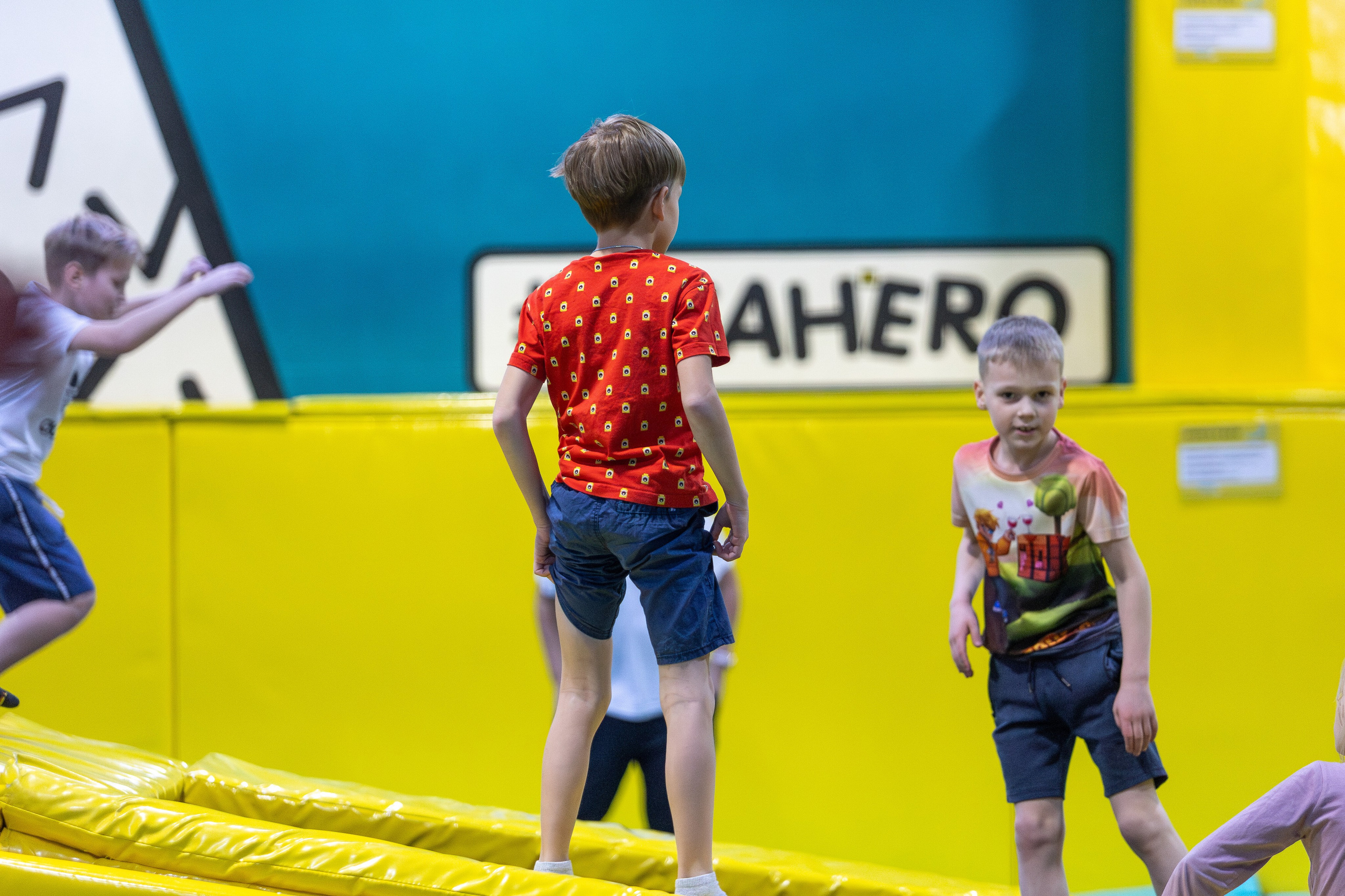 ДР Влада (батутная арена). Профессиональный интерьерный и репортажный фотограф Минск и РБ. Максим Орлов