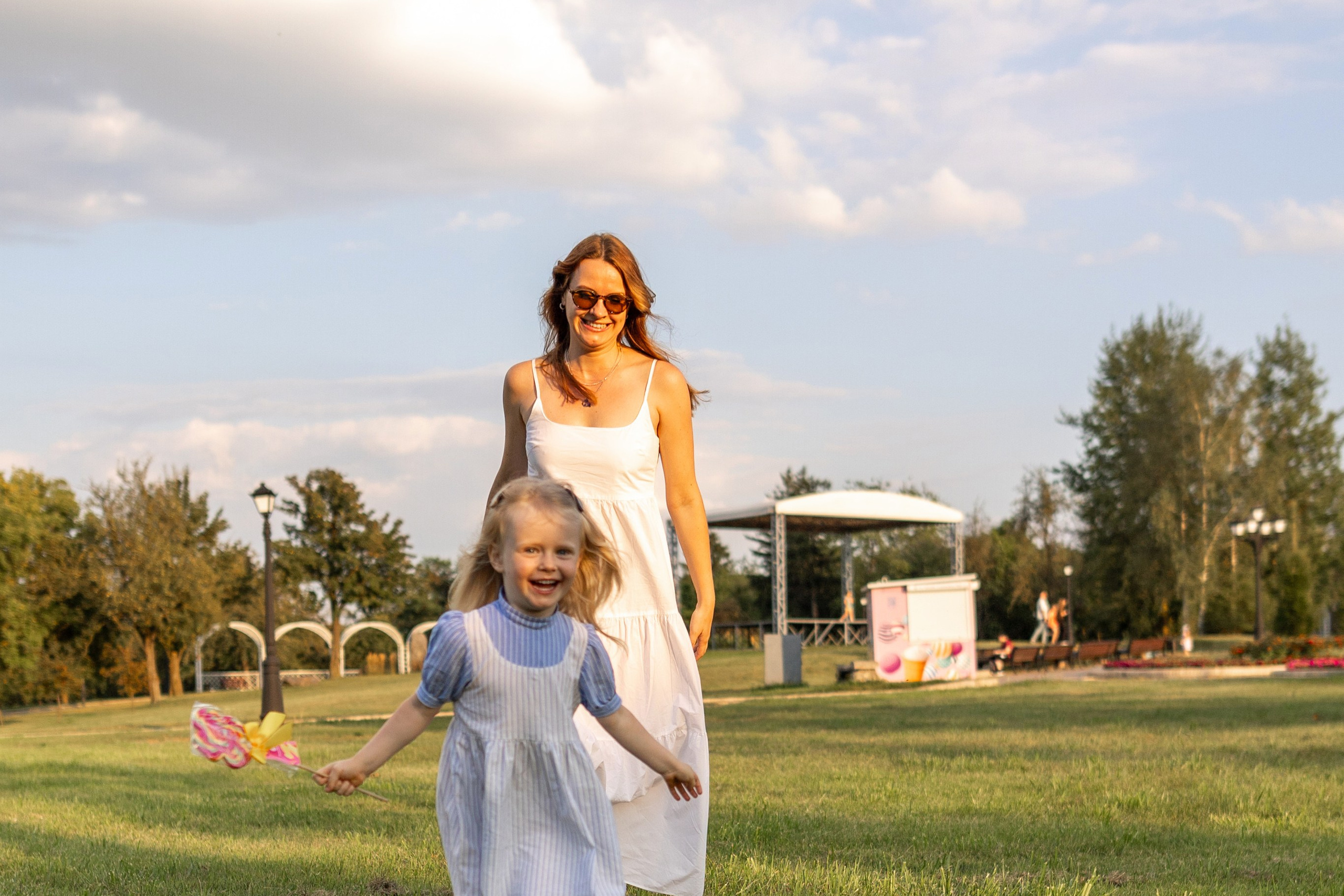 Стеша с мамой. Профессиональный интерьерный и репортажный фотограф Минск и РБ. Максим Орлов