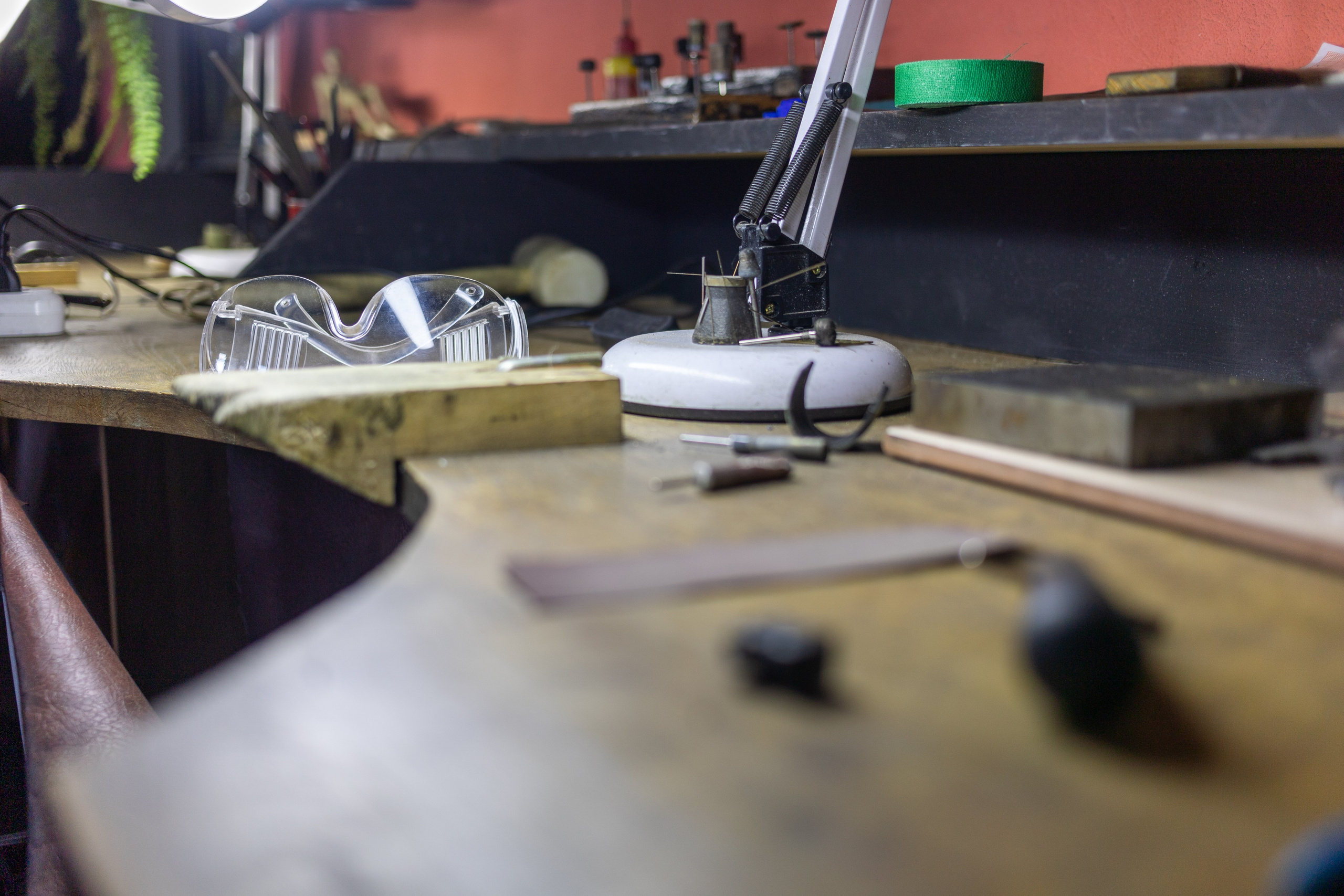 В ювелирной мастерской Артура Николаевича. Профессиональный интерьерный и репортажный фотограф Минск и РБ. Максим Орлов