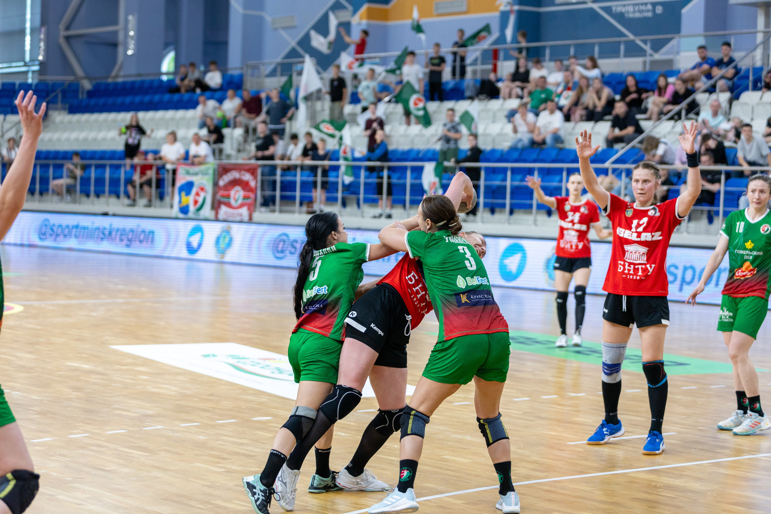 Гандбол. Финал. БНТУ — Гомель. 25.05.2024. Профессиональный интерьерный и репортажный фотограф Минск и РБ. Максим Орлов