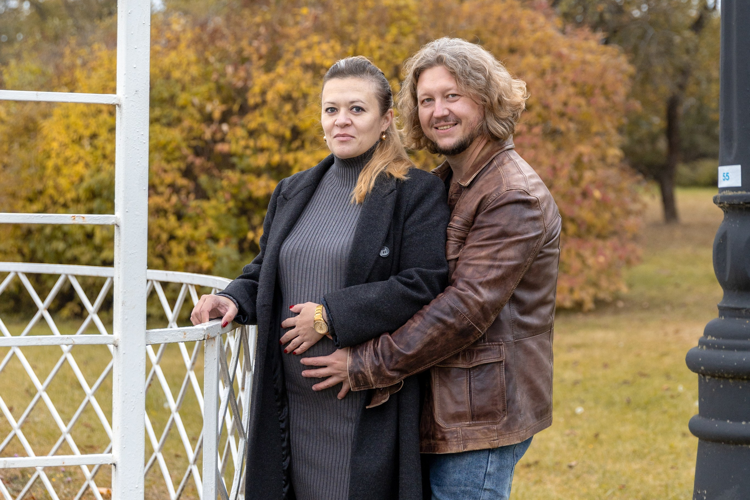 Олег и Марина. В ожидании. Фотосъемка в парке. Профессиональный интерьерный и репортажный фотограф Минск и РБ. Максим Орлов