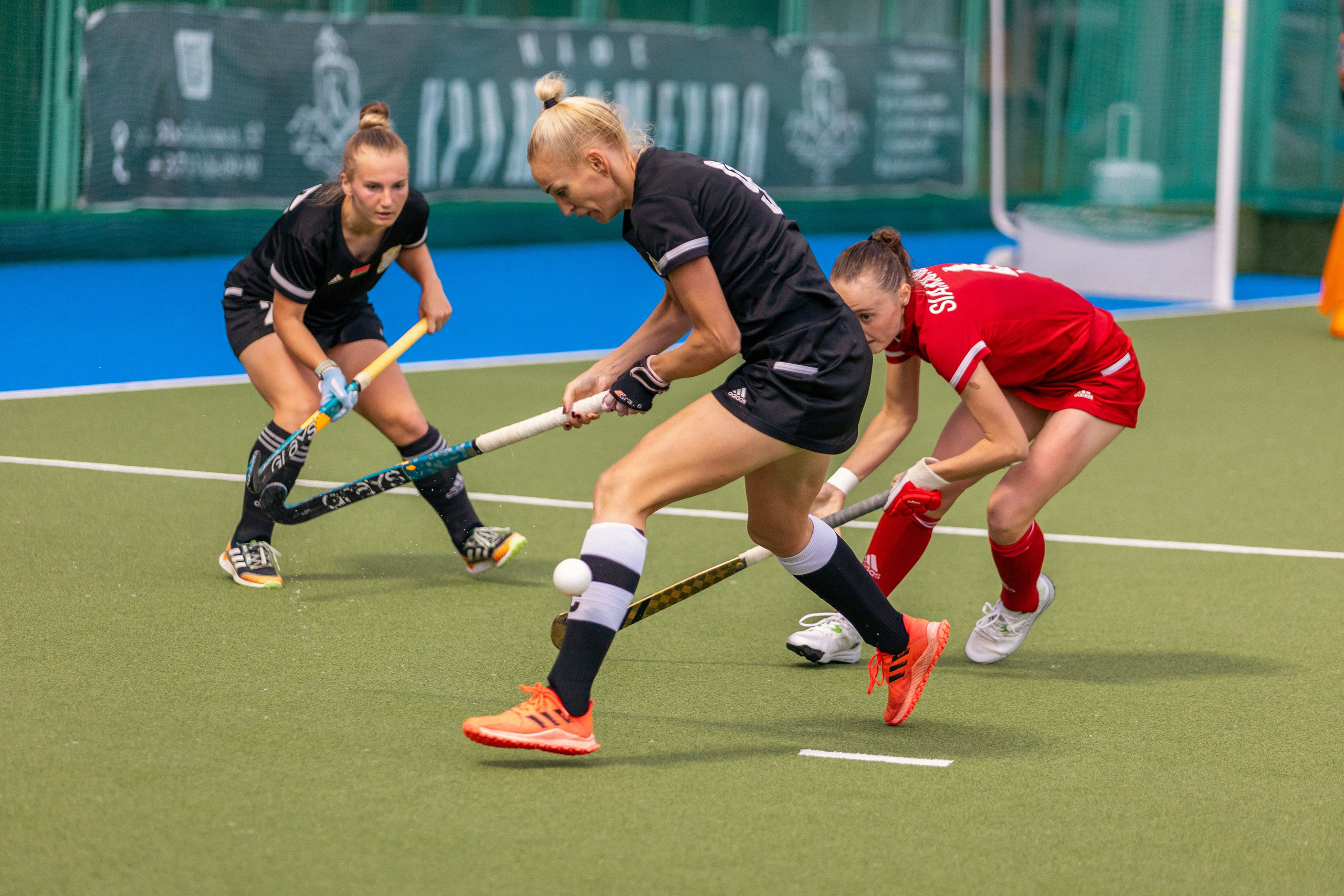 Хоккей на траве. Девушки. ХК Минск — ХК Виктория (Смолевичи) 10.06.2024. Профессиональный интерьерный и репортажный фотограф Минск и РБ. Максим Орлов