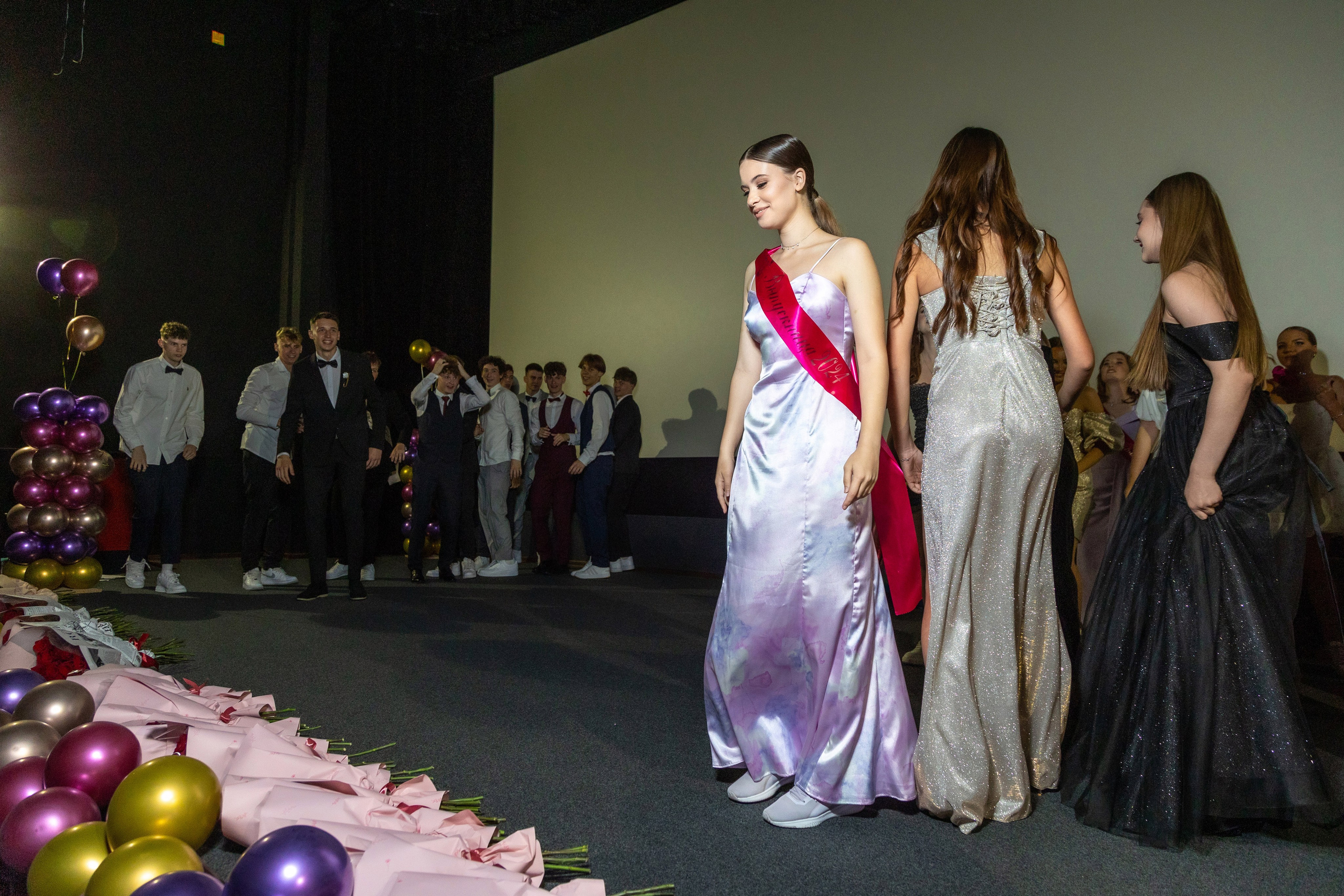 Вручение дипломов. 47 школа. Профессиональный интерьерный и репортажный фотограф Минск и РБ. Максим Орлов