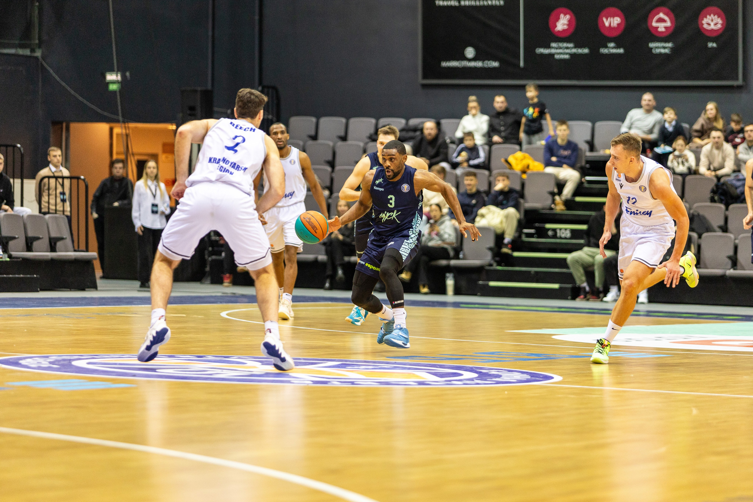 Баскетбол. Лучшие кадры. Минск — Енисей. 11.12.2023. Профессиональный интерьерный и репортажный фотограф Минск и РБ. Максим Орлов