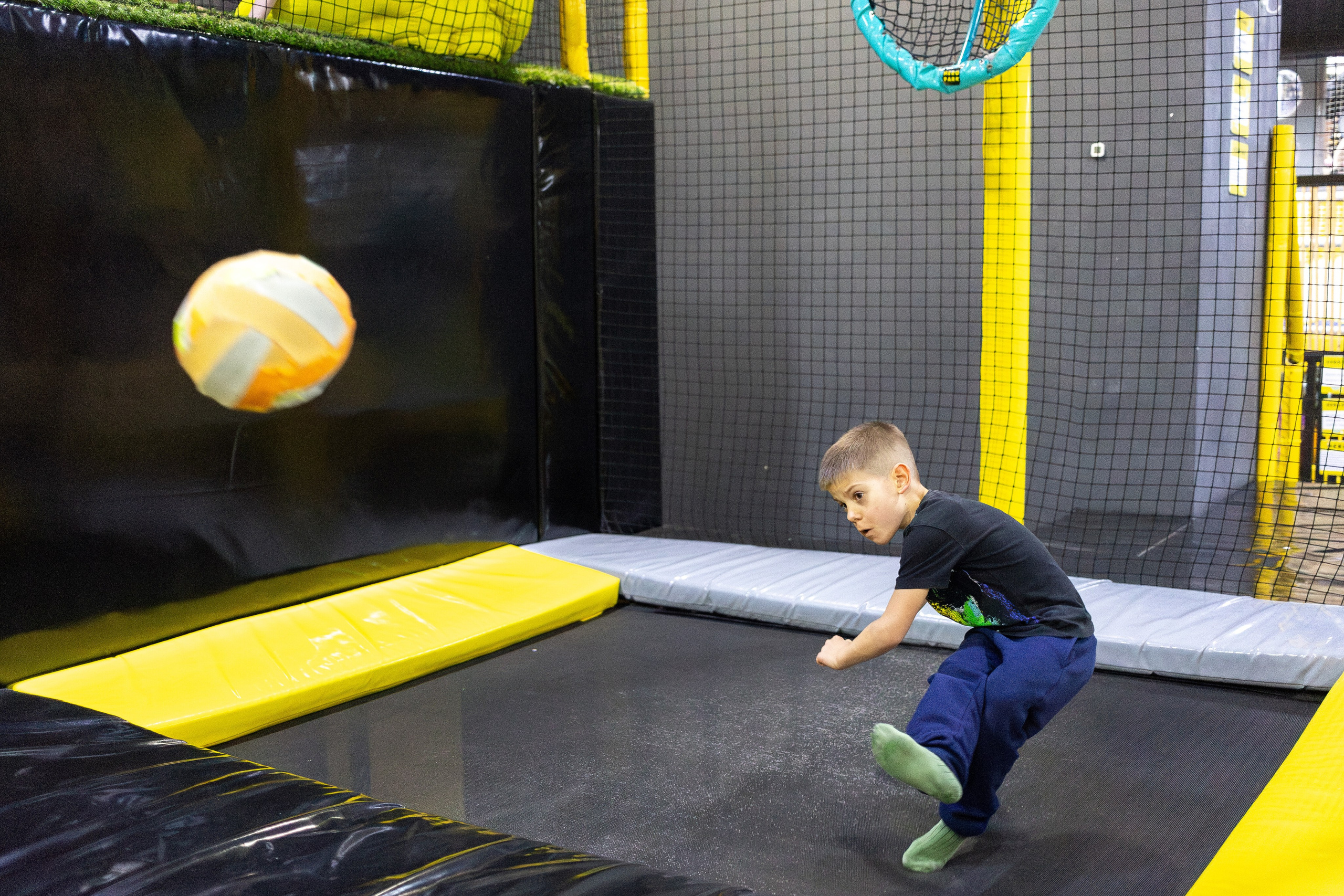 ДР Влада (батутная арена). Профессиональный интерьерный и репортажный фотограф Минск и РБ. Максим Орлов