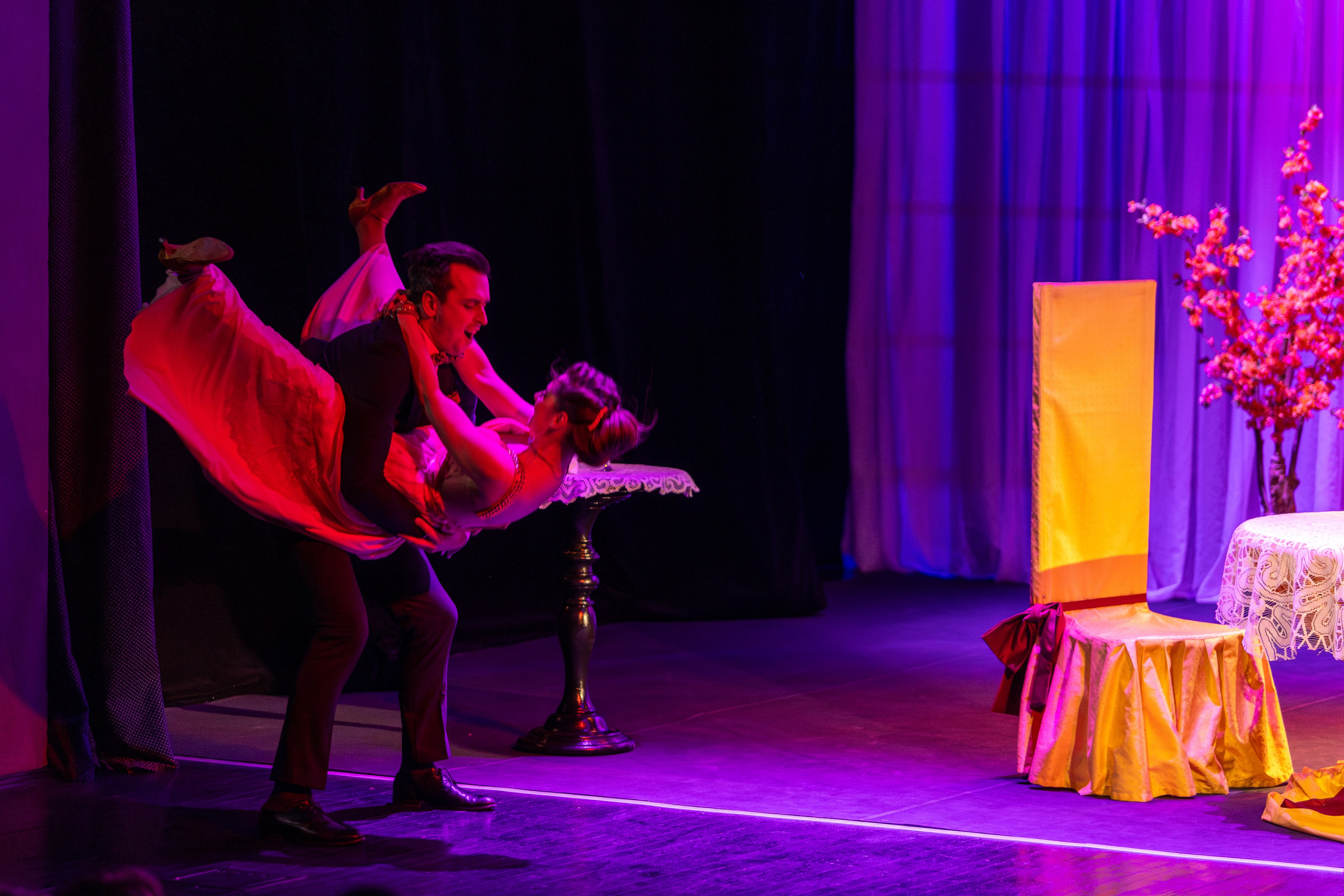 Новый театр «Как важно быть серьезным». Профессиональный интерьерный и репортажный фотограф Минск и РБ. Максим Орлов