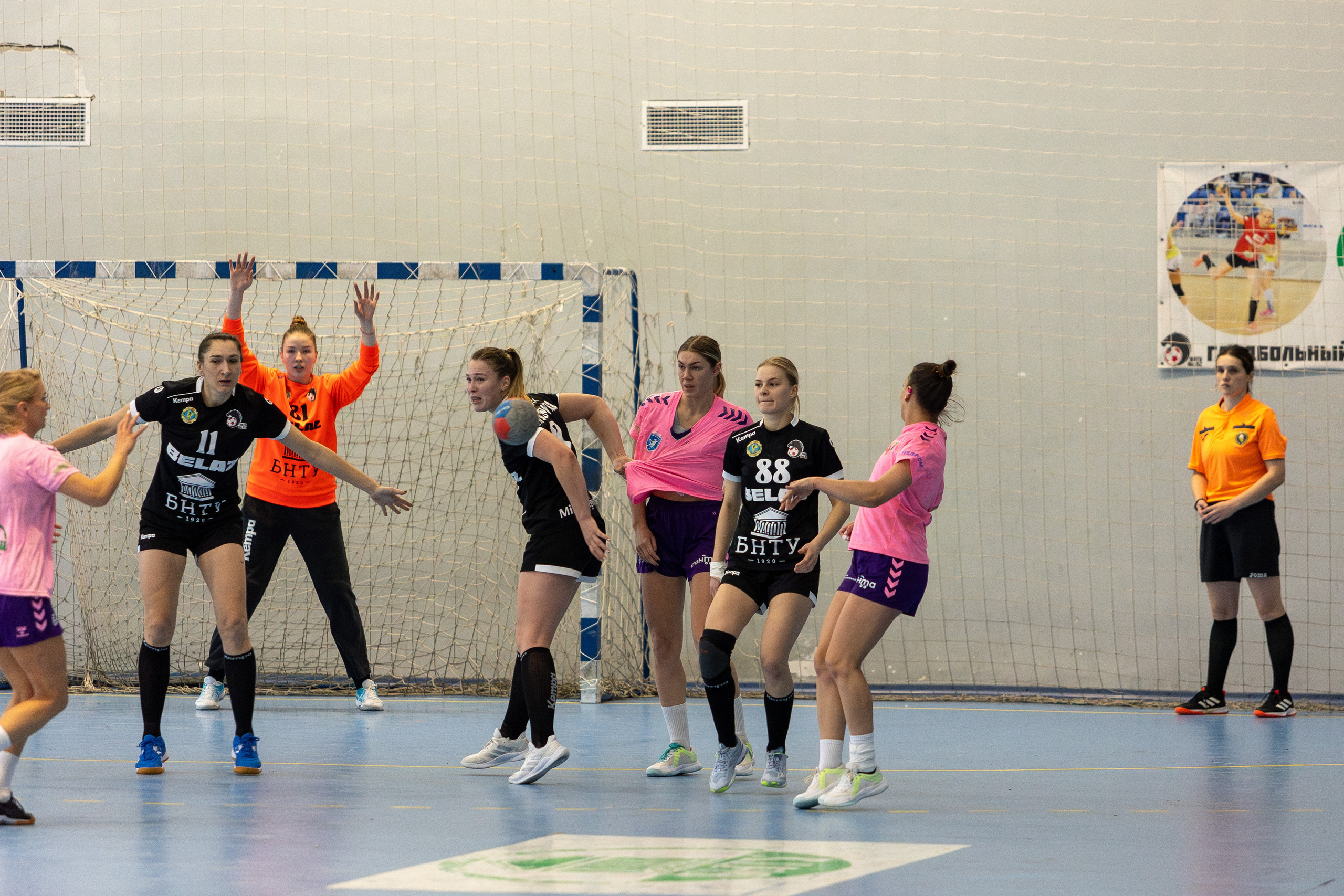 Женский гандбол. Лучшие кадры. БНТУ — Березина 09.12.2023. Профессиональный интерьерный и репортажный фотограф Минск и РБ. Максим Орлов