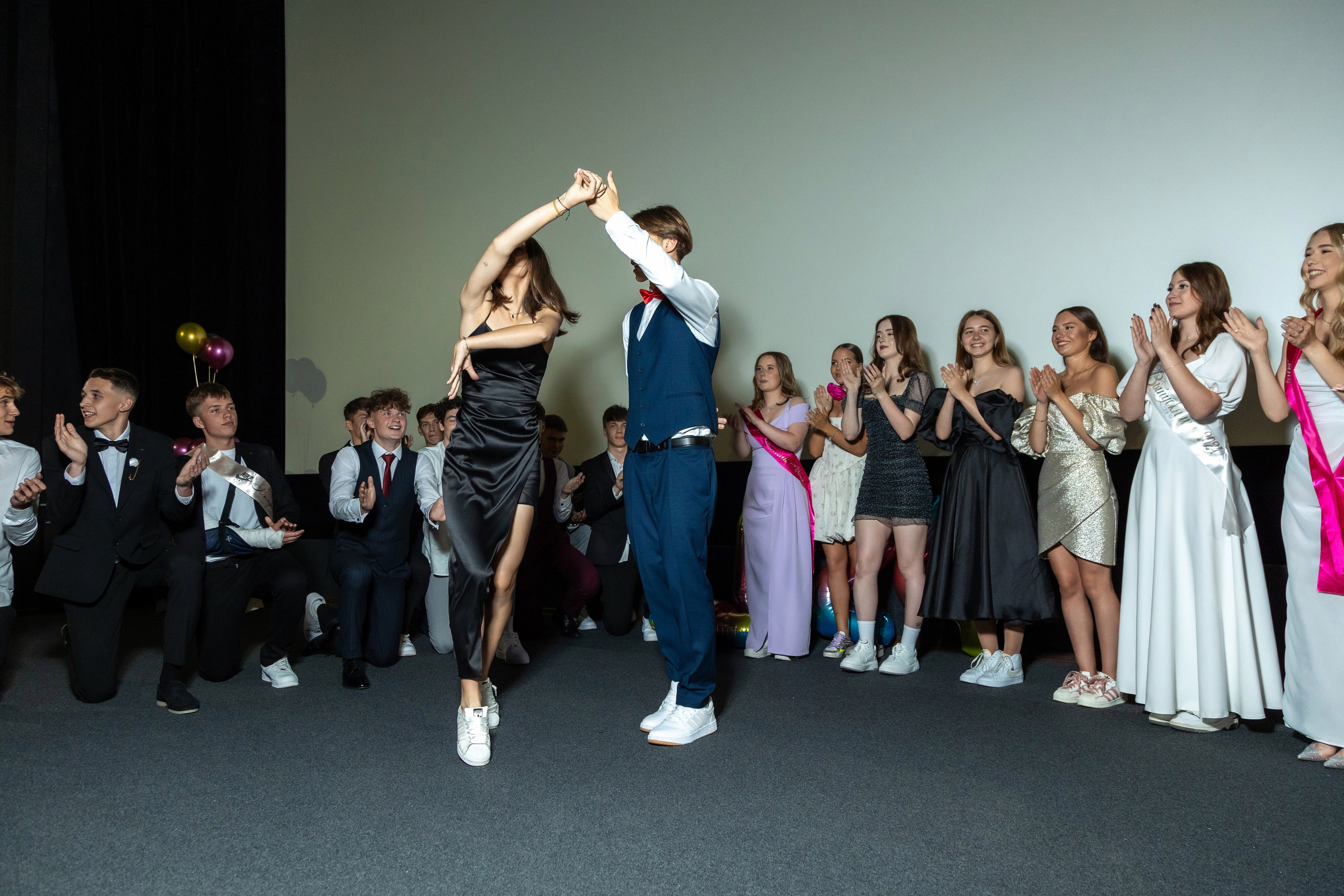 Вручение дипломов. 47 школа. Профессиональный интерьерный и репортажный фотограф Минск и РБ. Максим Орлов