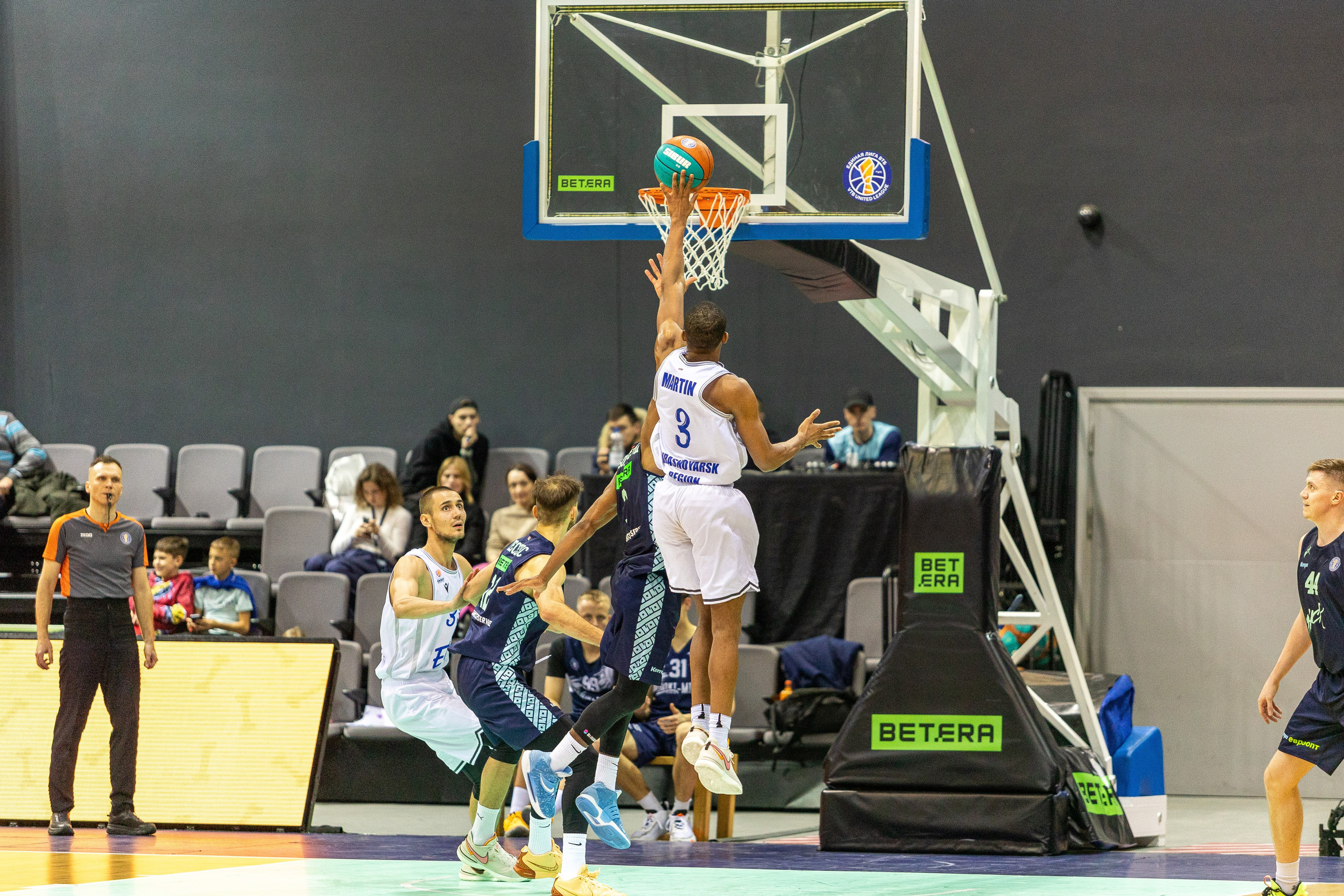 Баскетбол. Лучшие кадры. Минск — Енисей. 11.12.2023. Профессиональный интерьерный и репортажный фотограф Минск и РБ. Максим Орлов