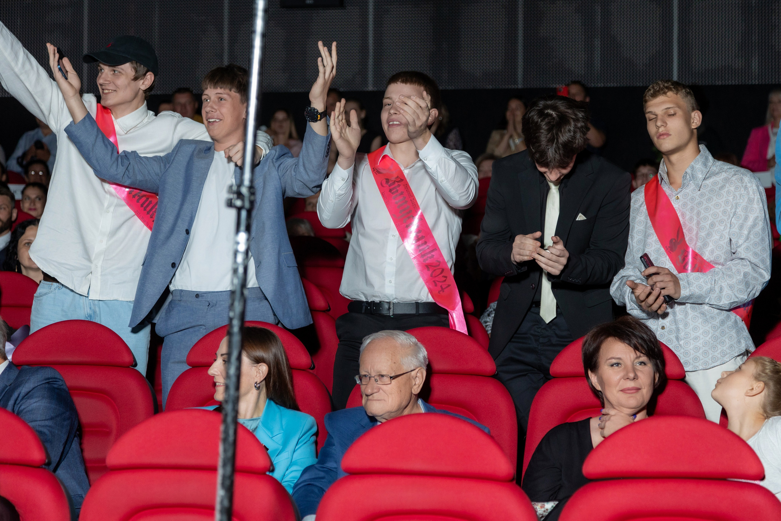 Вручение дипломов. 47 школа. Профессиональный интерьерный и репортажный фотограф Минск и РБ. Максим Орлов