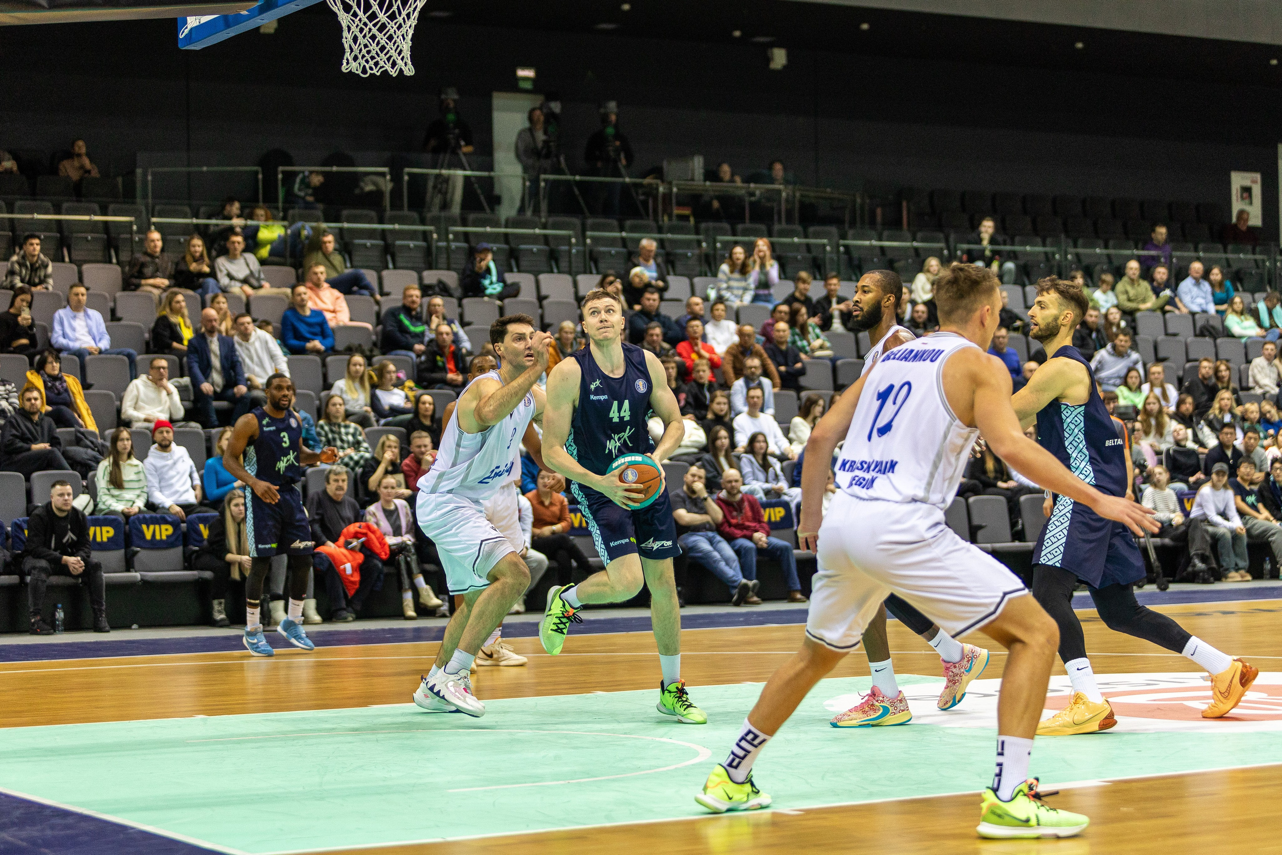 Баскетбол. Лучшие кадры. Минск — Енисей. 11.12.2023. Профессиональный интерьерный и репортажный фотограф Минск и РБ. Максим Орлов