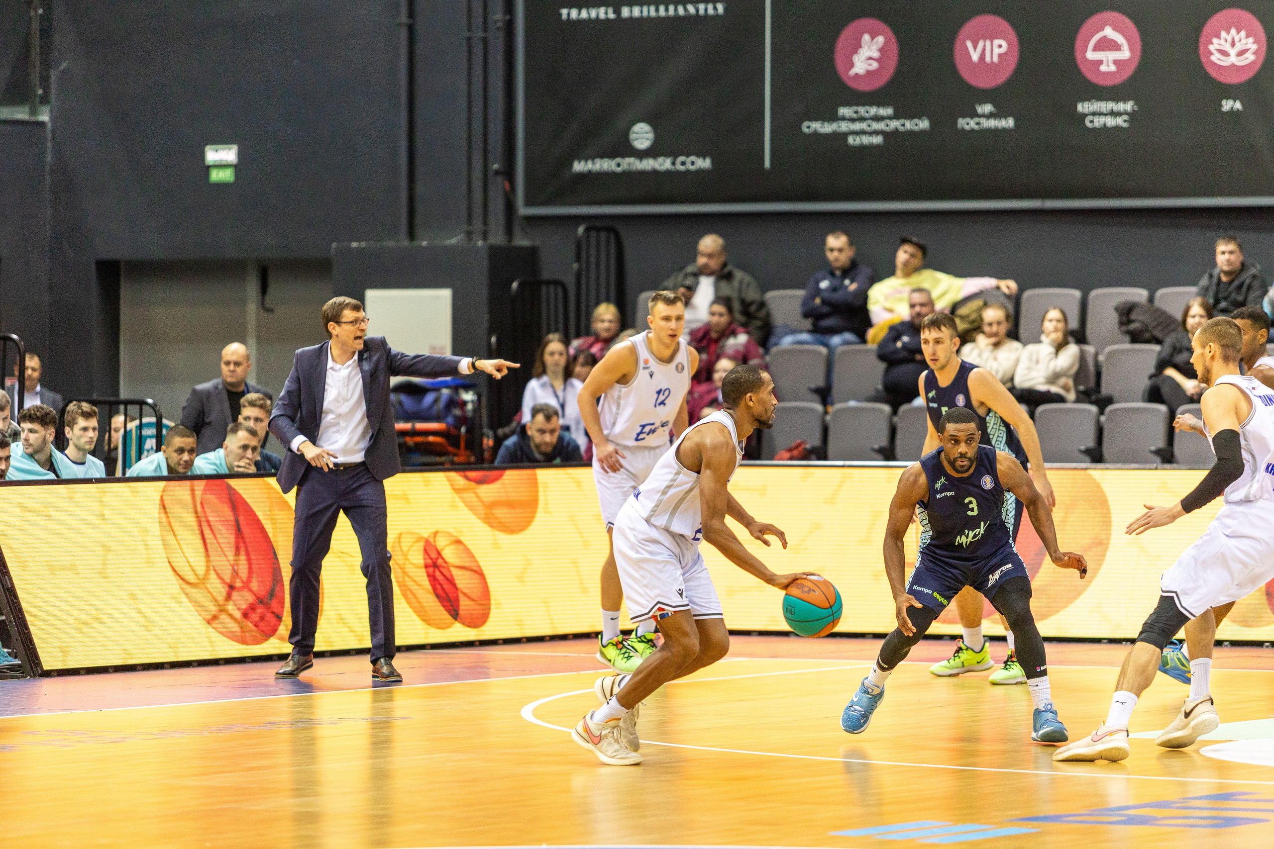 Баскетбол. Лучшие кадры. Минск — Енисей. 11.12.2023. Профессиональный интерьерный и репортажный фотограф Минск и РБ. Максим Орлов