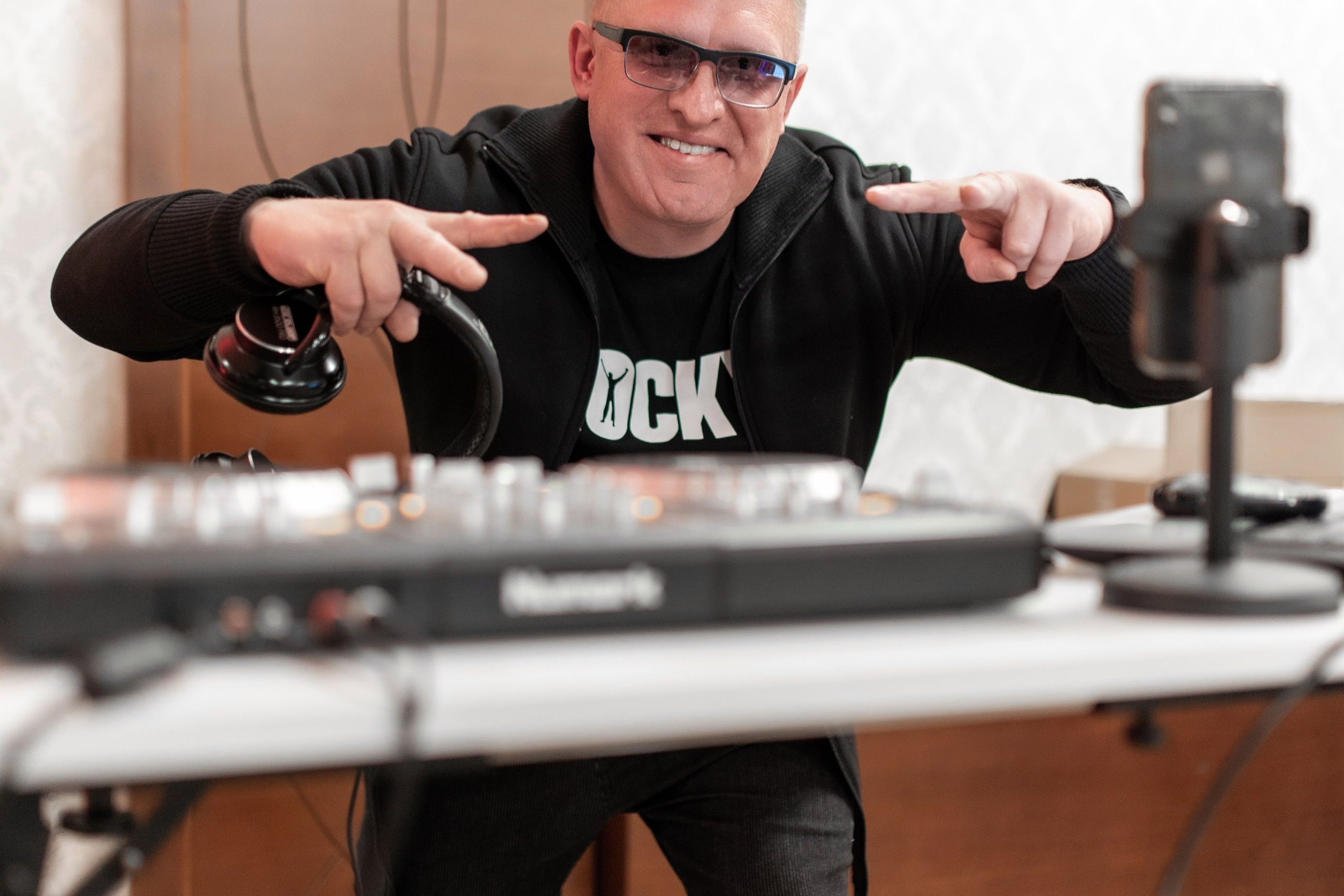 Андрей (ведущий) и Сергей (диджей). Профессиональный интерьерный и репортажный фотограф Минск и РБ. Максим Орлов