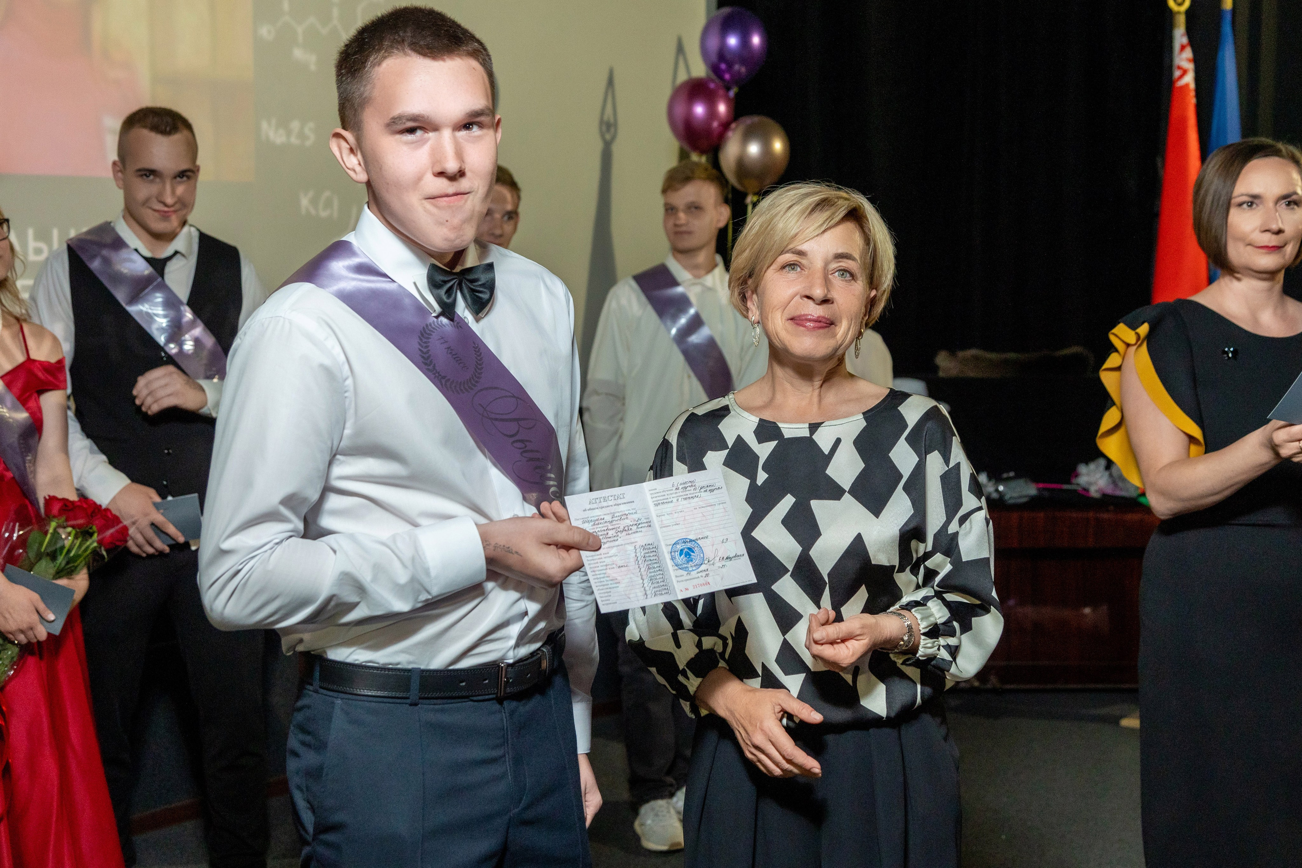 Вручение дипломов. 47 школа. Профессиональный интерьерный и репортажный фотограф Минск и РБ. Максим Орлов