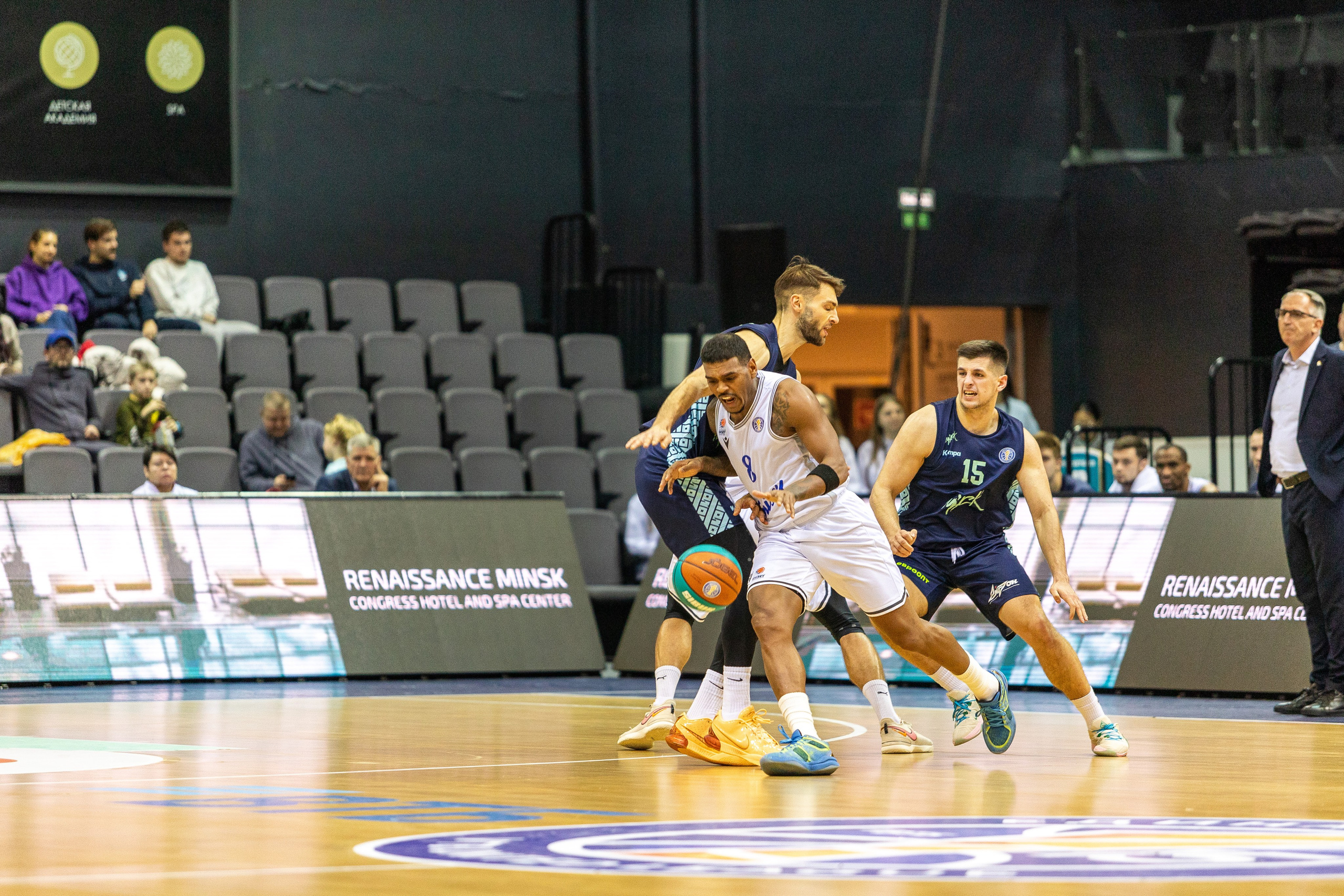 Баскетбол. Лучшие кадры. Минск — Енисей. 11.12.2023. Профессиональный интерьерный и репортажный фотограф Минск и РБ. Максим Орлов