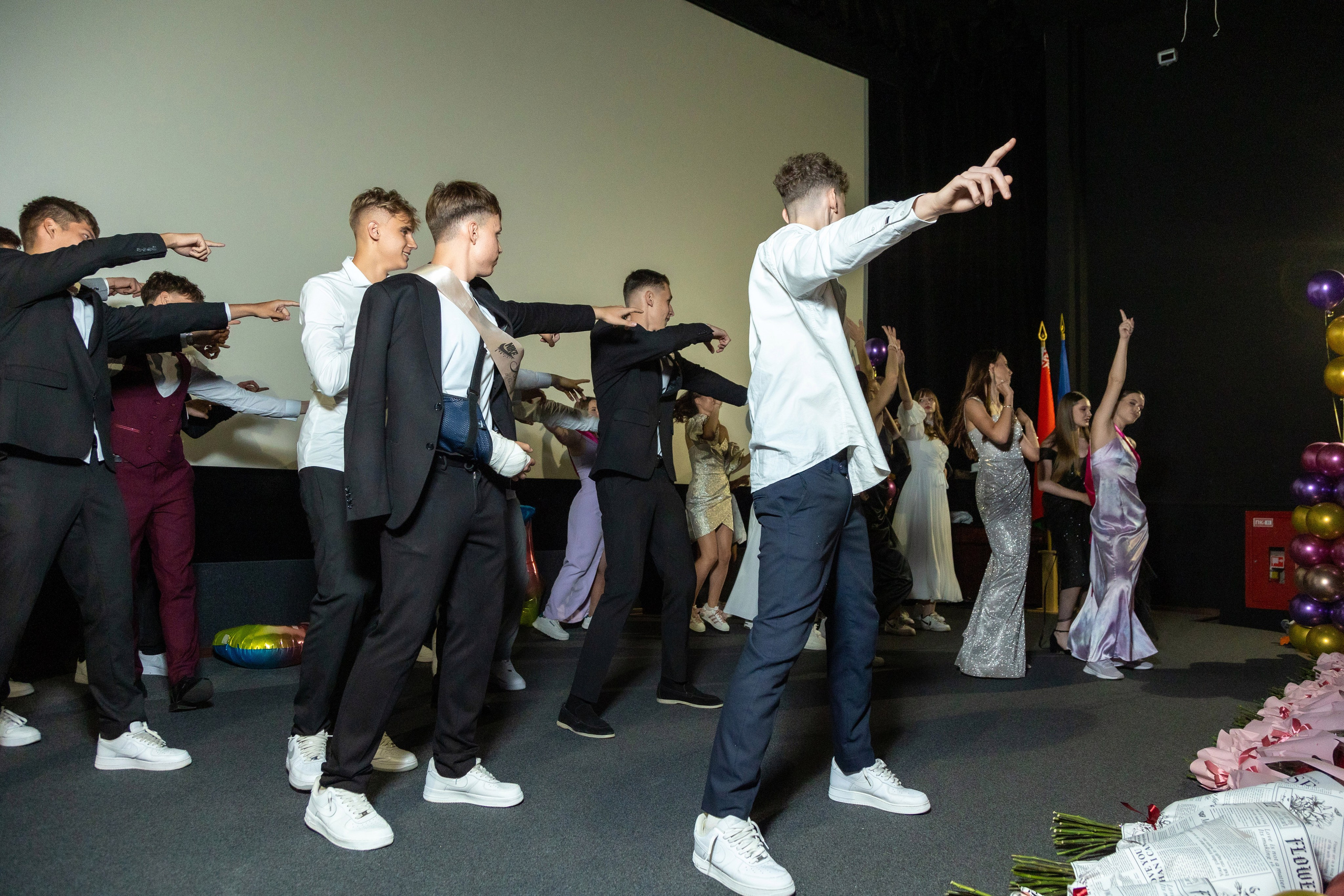 Вручение дипломов. 47 школа. Профессиональный интерьерный и репортажный фотограф Минск и РБ. Максим Орлов