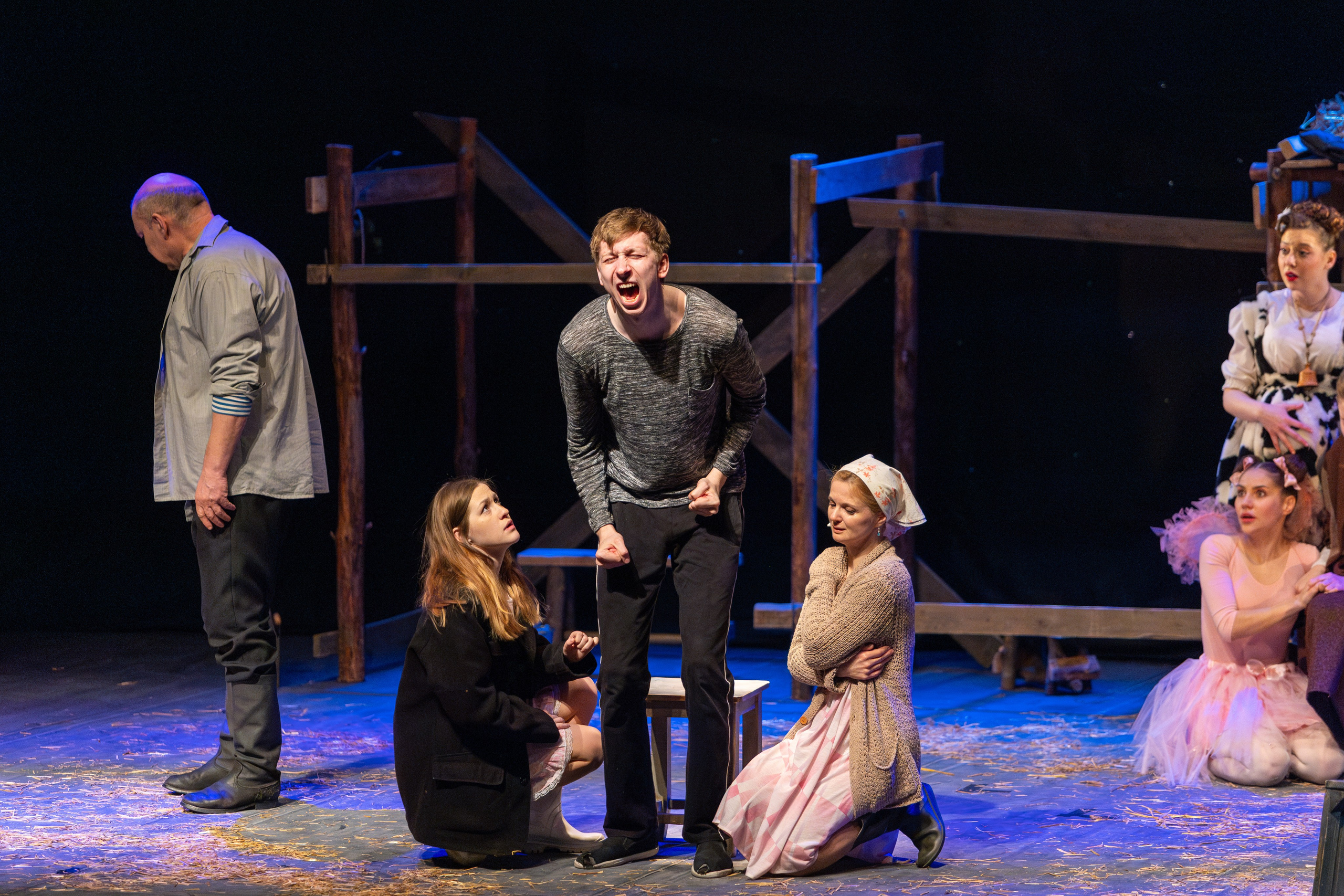 Театр белорусской армии «Очень простая история». Профессиональный интерьерный и репортажный фотограф Минск и РБ. Максим Орлов